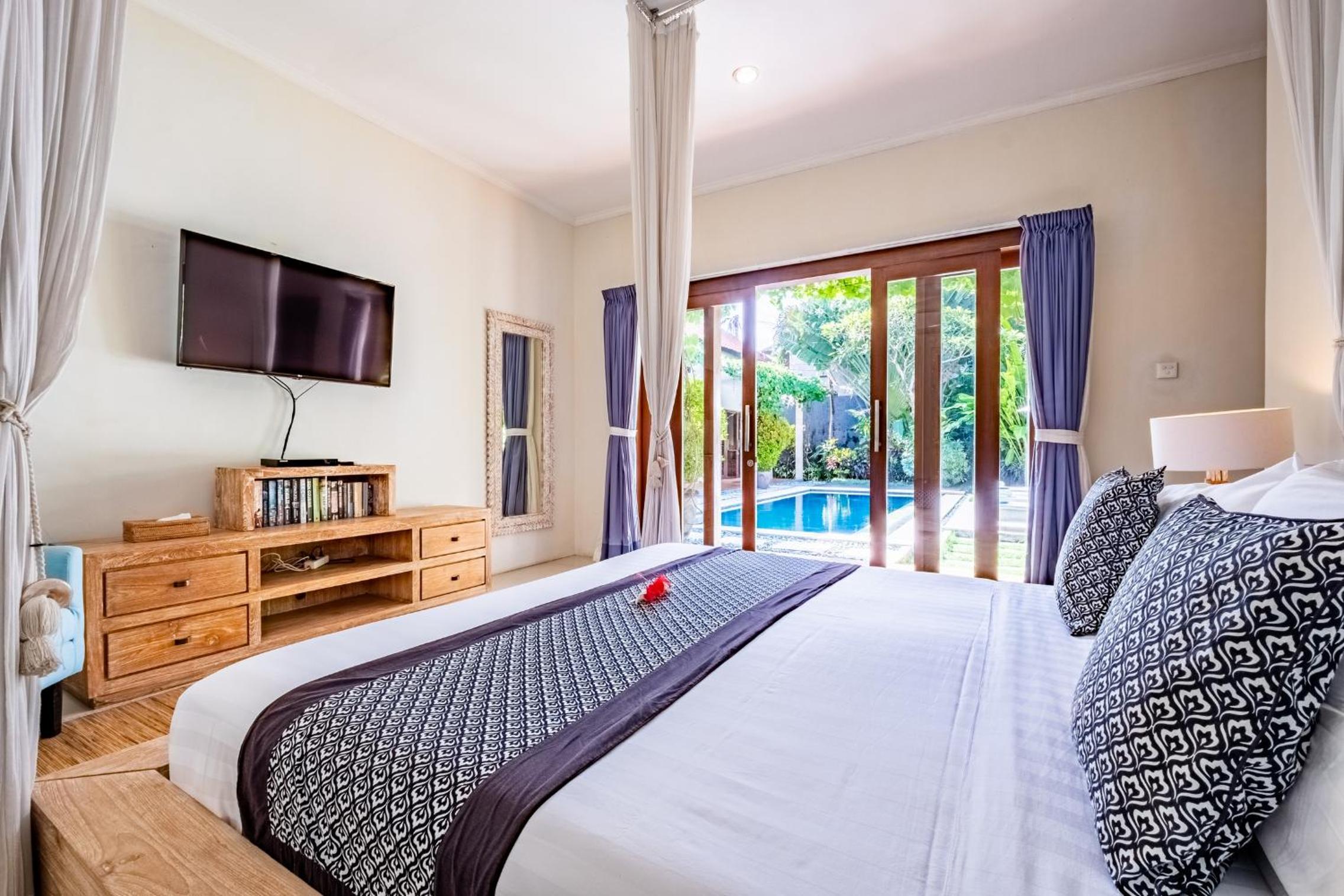 Three-Bedroom Villa with Private Pool - Photo 18