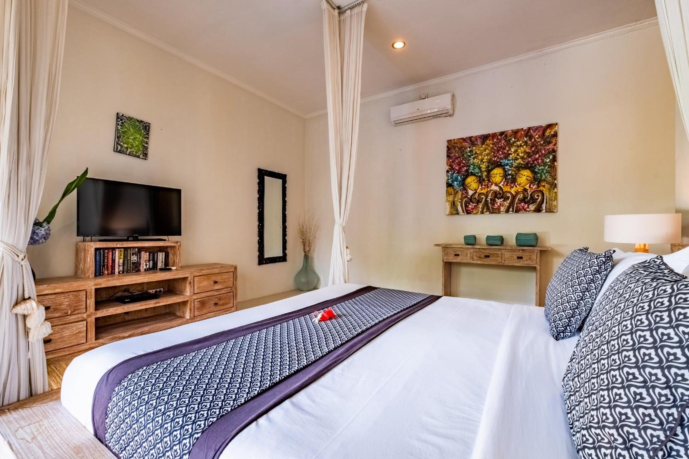 Three-Bedroom Villa with Private Pool - Photo 21
