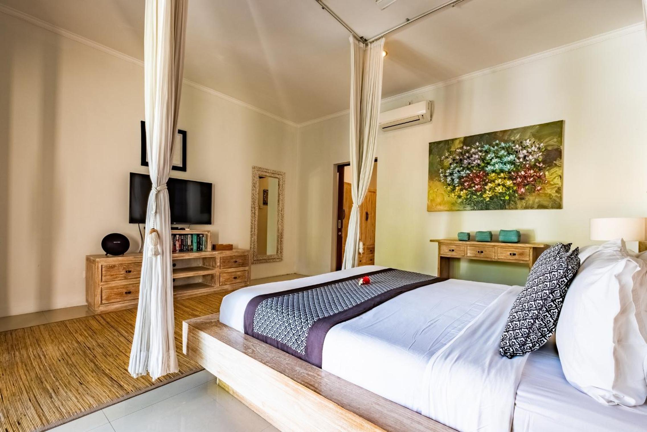 Three-Bedroom Villa with Private Pool - Photo 16