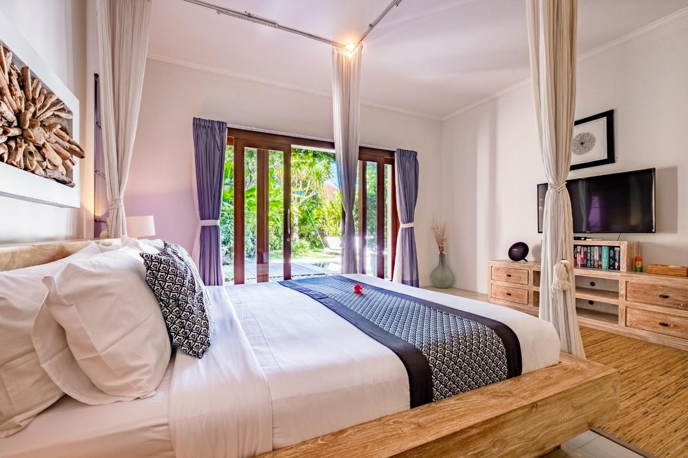 Three-Bedroom Villa with Private Pool - Photo 14