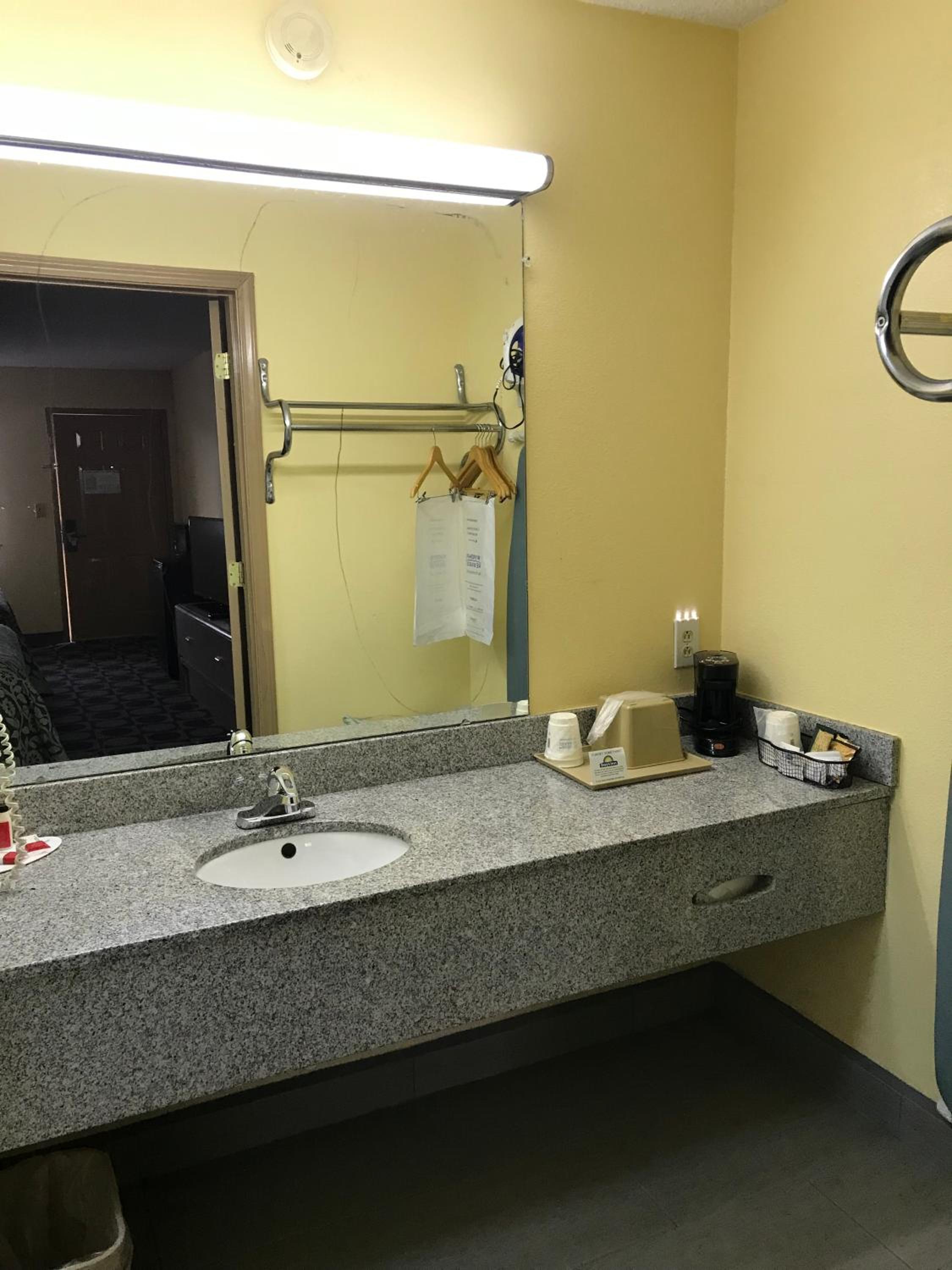 Queen Room with Two Queen Beds - Mobility Access/Non-Smoking - Photo 3