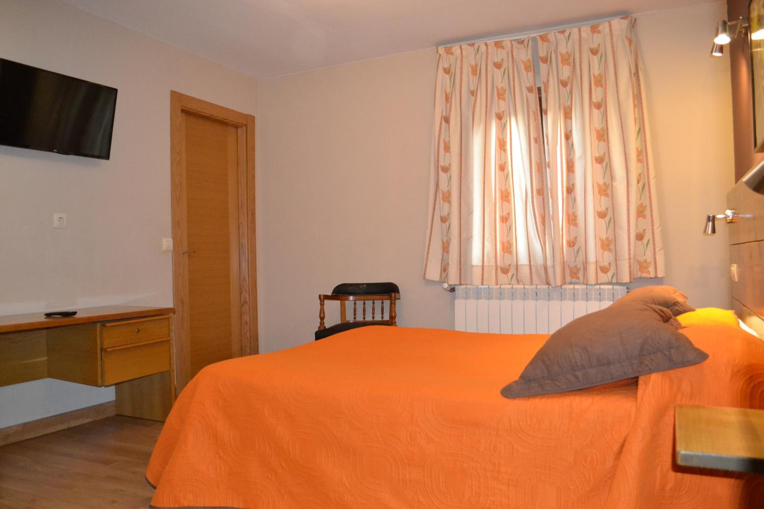 Double or Twin Room - Photo 4