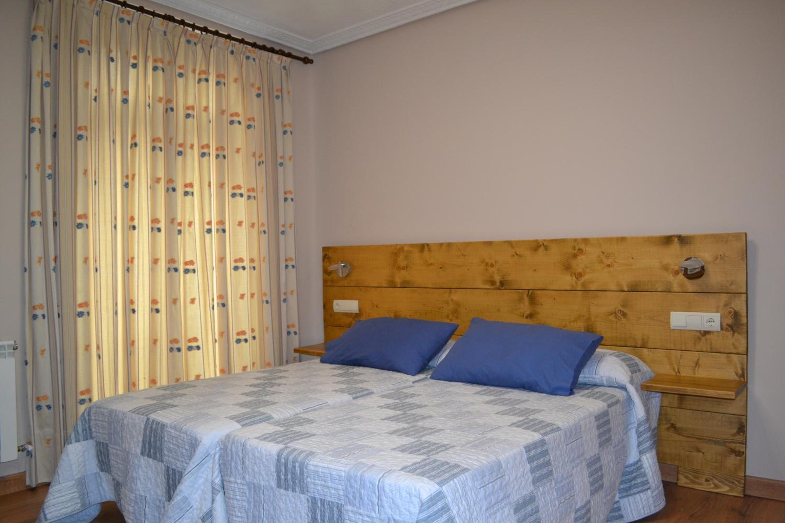 Double or Twin Room - Photo 5