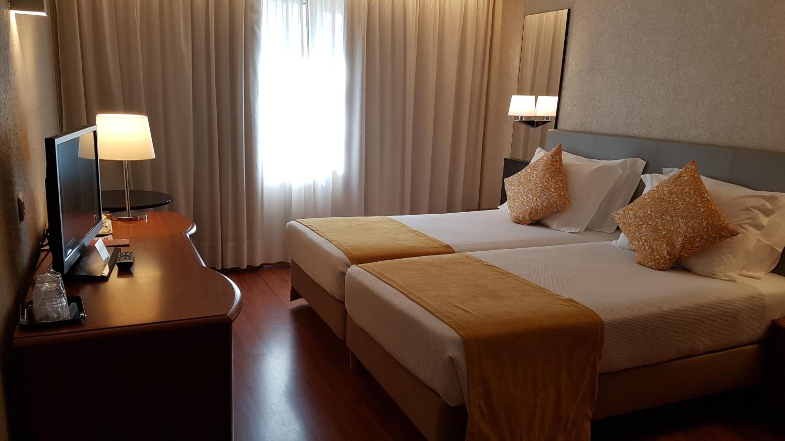 Twin Room - Photo 2
