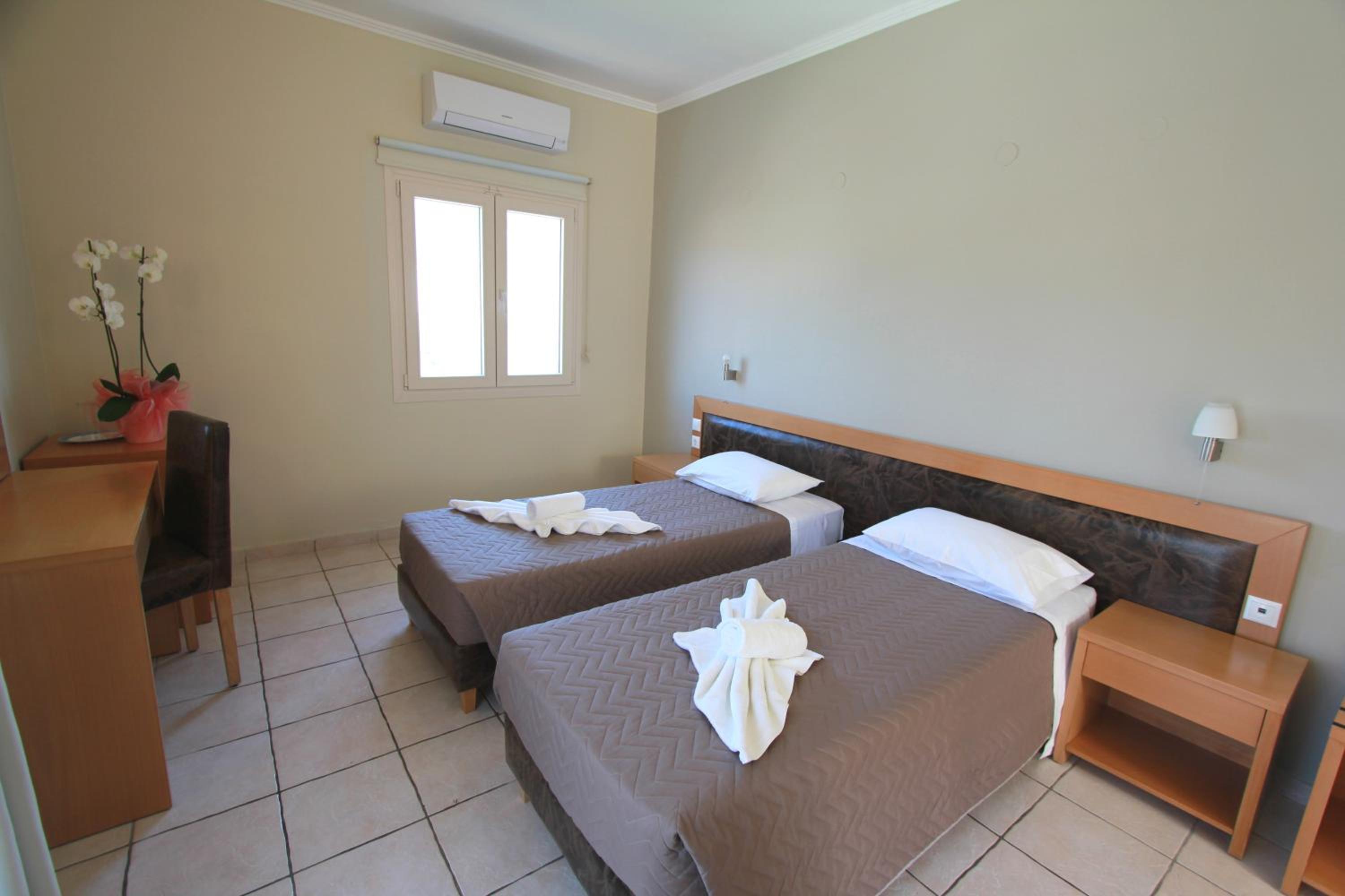 Large Twin Room - Photo 2