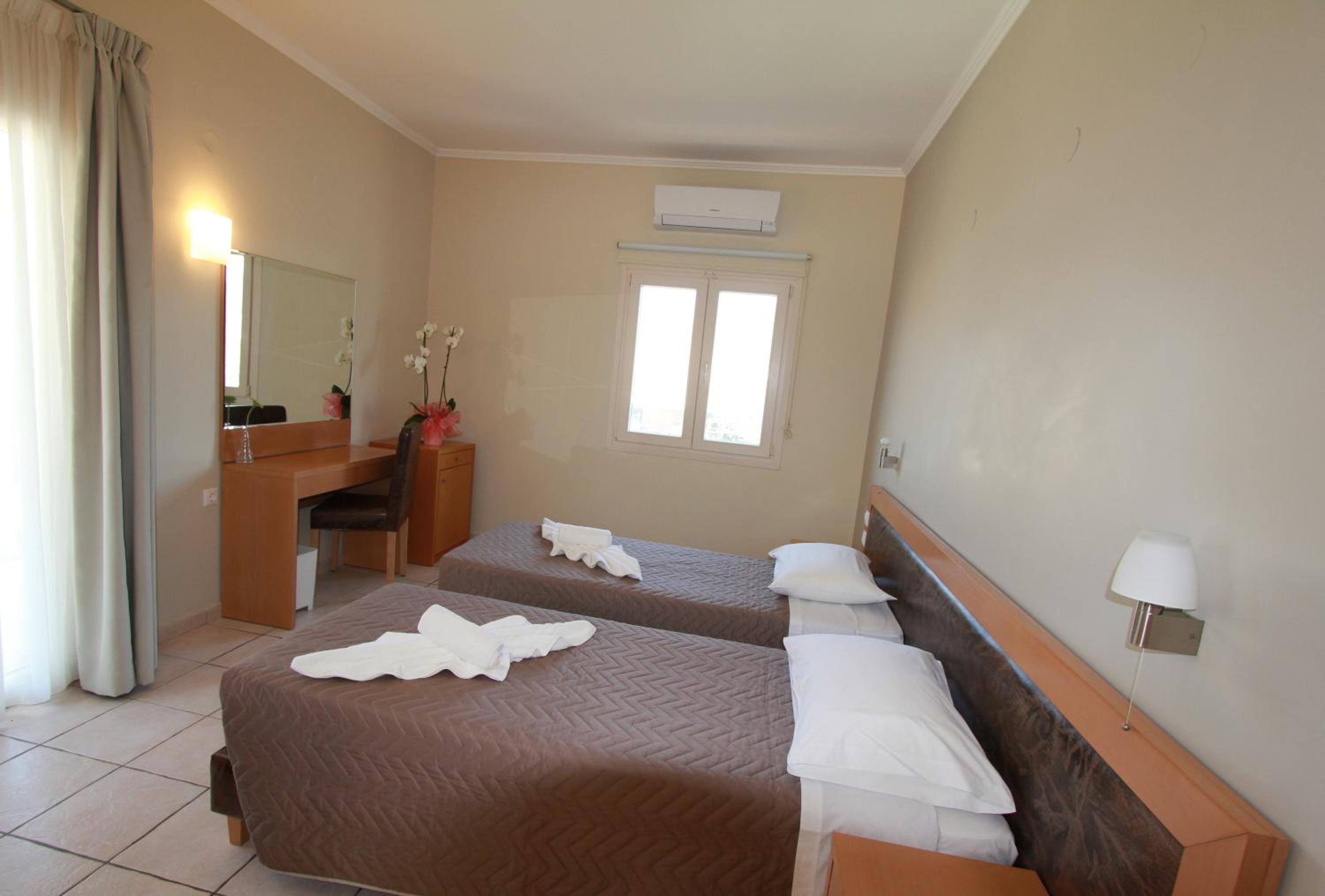 Large Twin Room - Photo 1