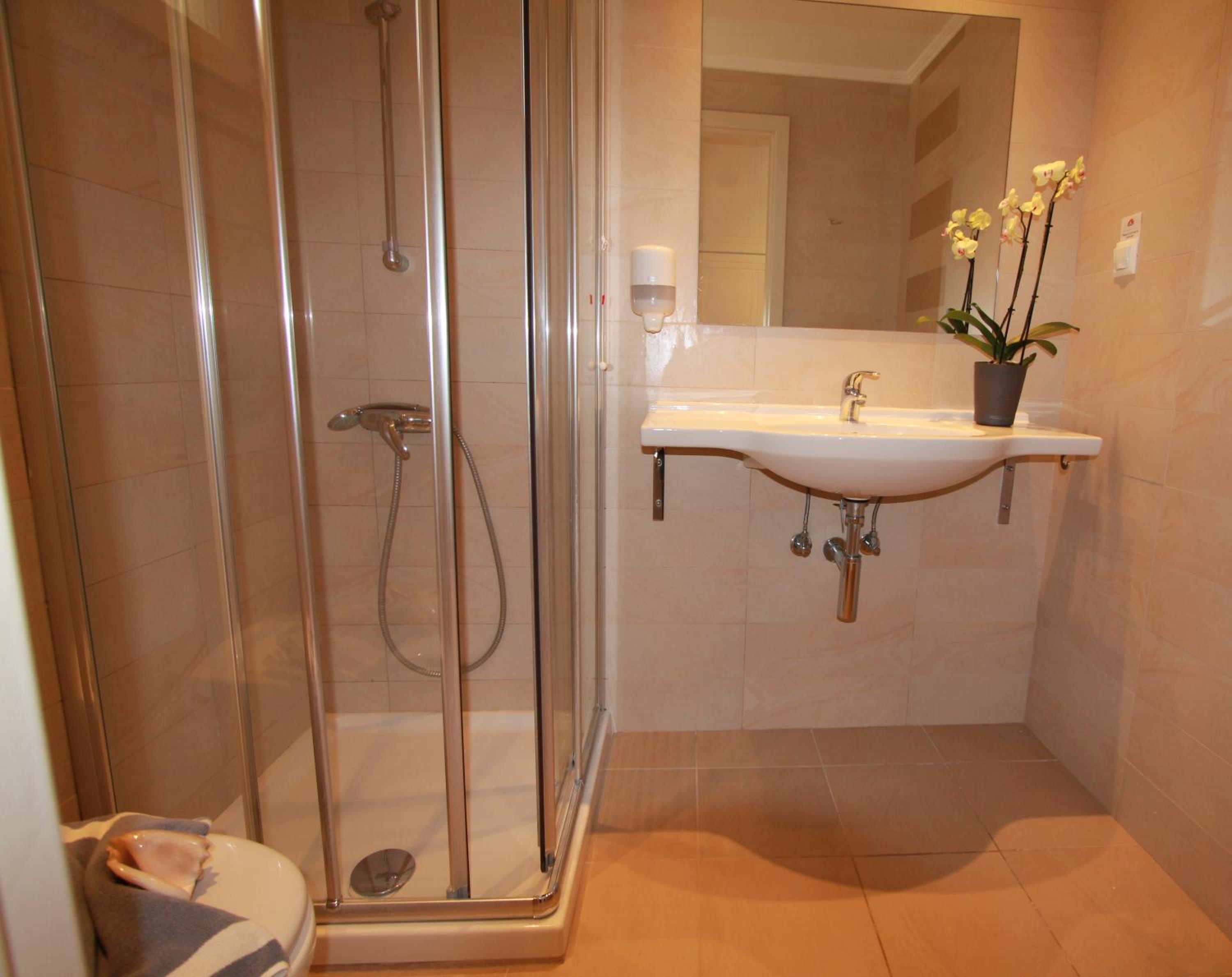 Large Twin Room - Photo 4