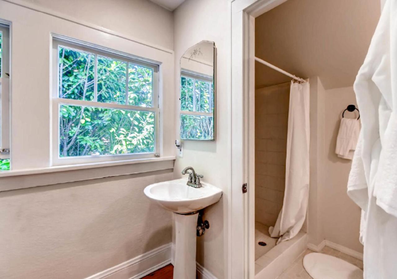 Five-Bedroom House - Photo 29