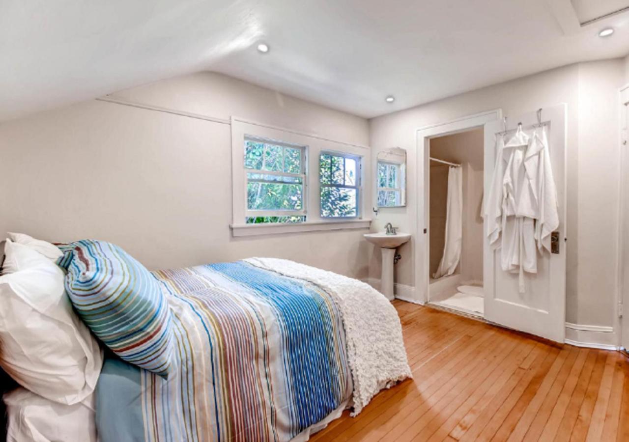 Five-Bedroom House - Photo 31