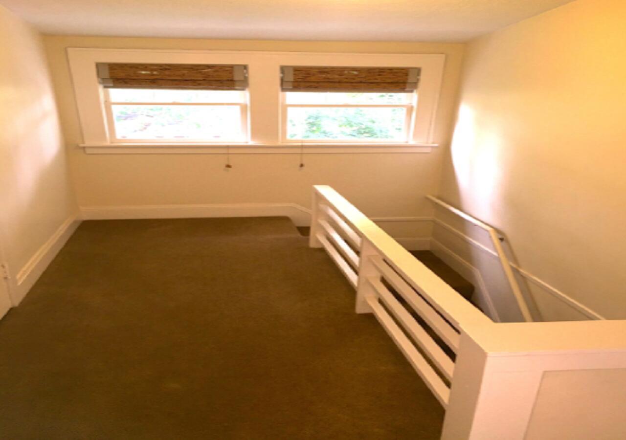 Five-Bedroom House - Photo 37