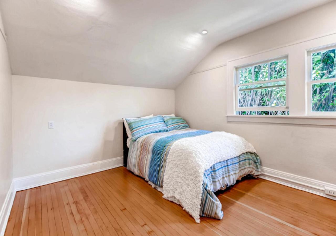 Five-Bedroom House - Photo 11