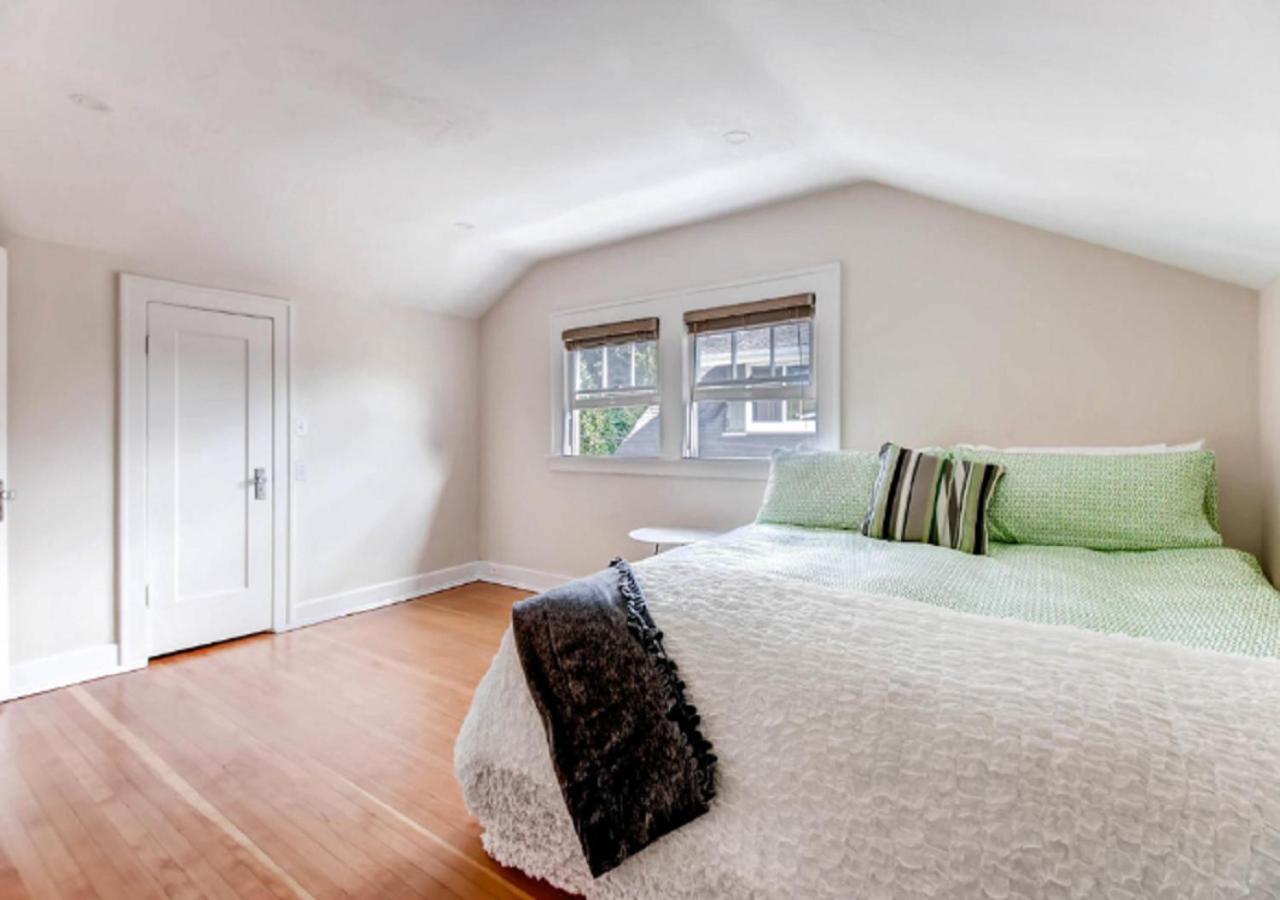 Five-Bedroom House - Photo 13