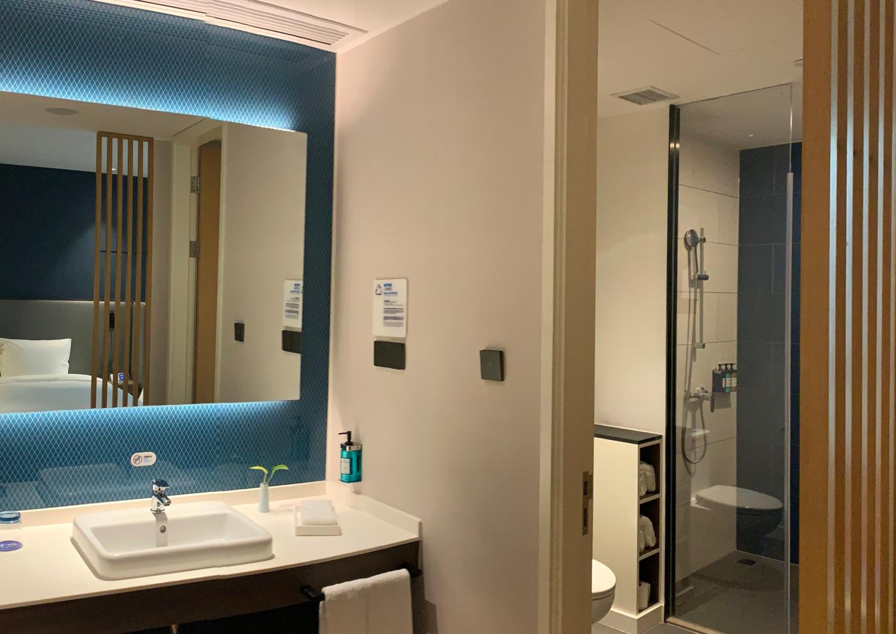 Superior Twin Room - Non-Smoking thumbnail 6