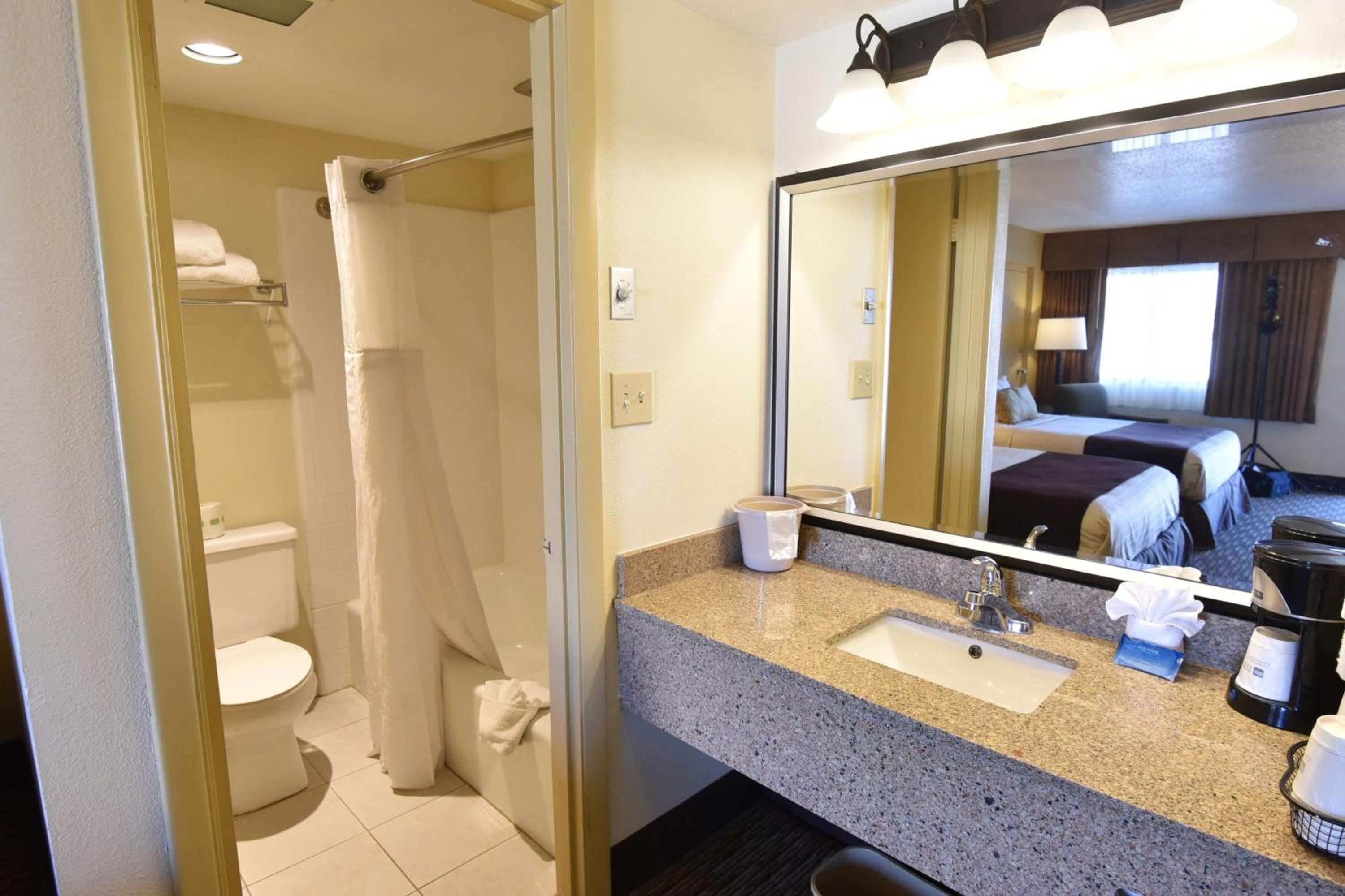 Double Room with Two Double Beds - Photo 2