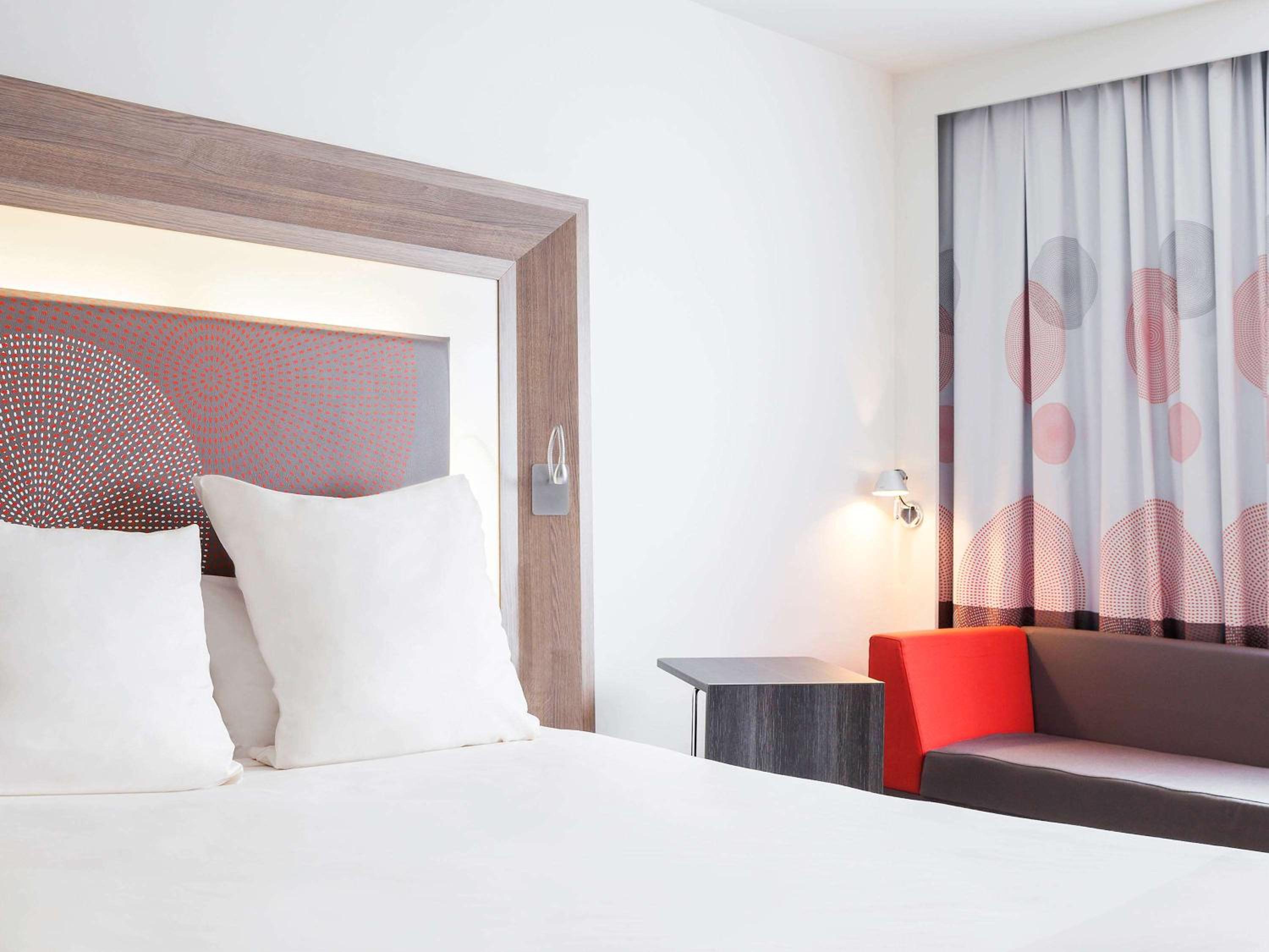 Family Room with 1 Queen bed and 1 Double Sofa Bed - Photo 7