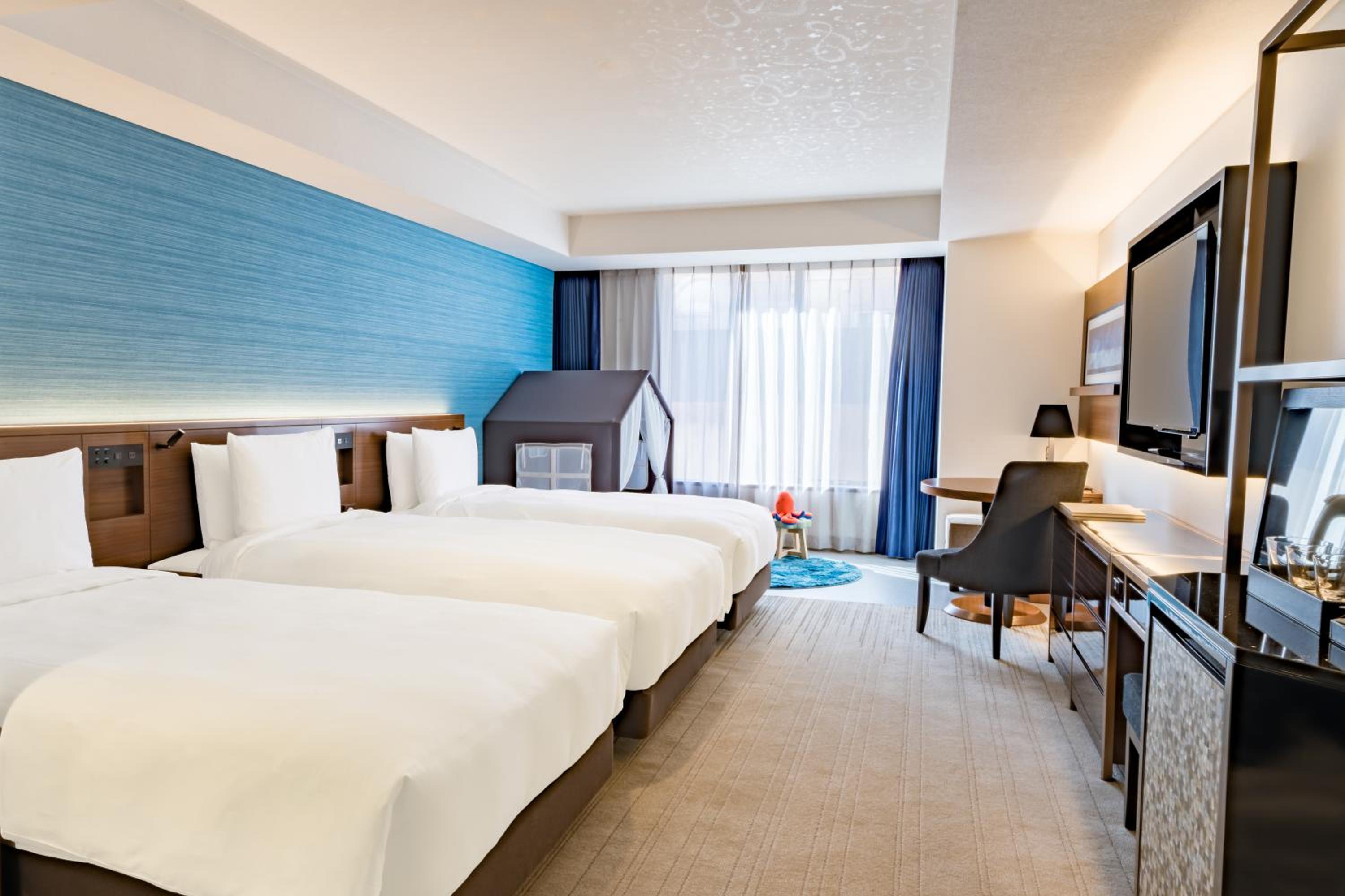 Kids-Friendly Room with Three Single Beds - Photo 8