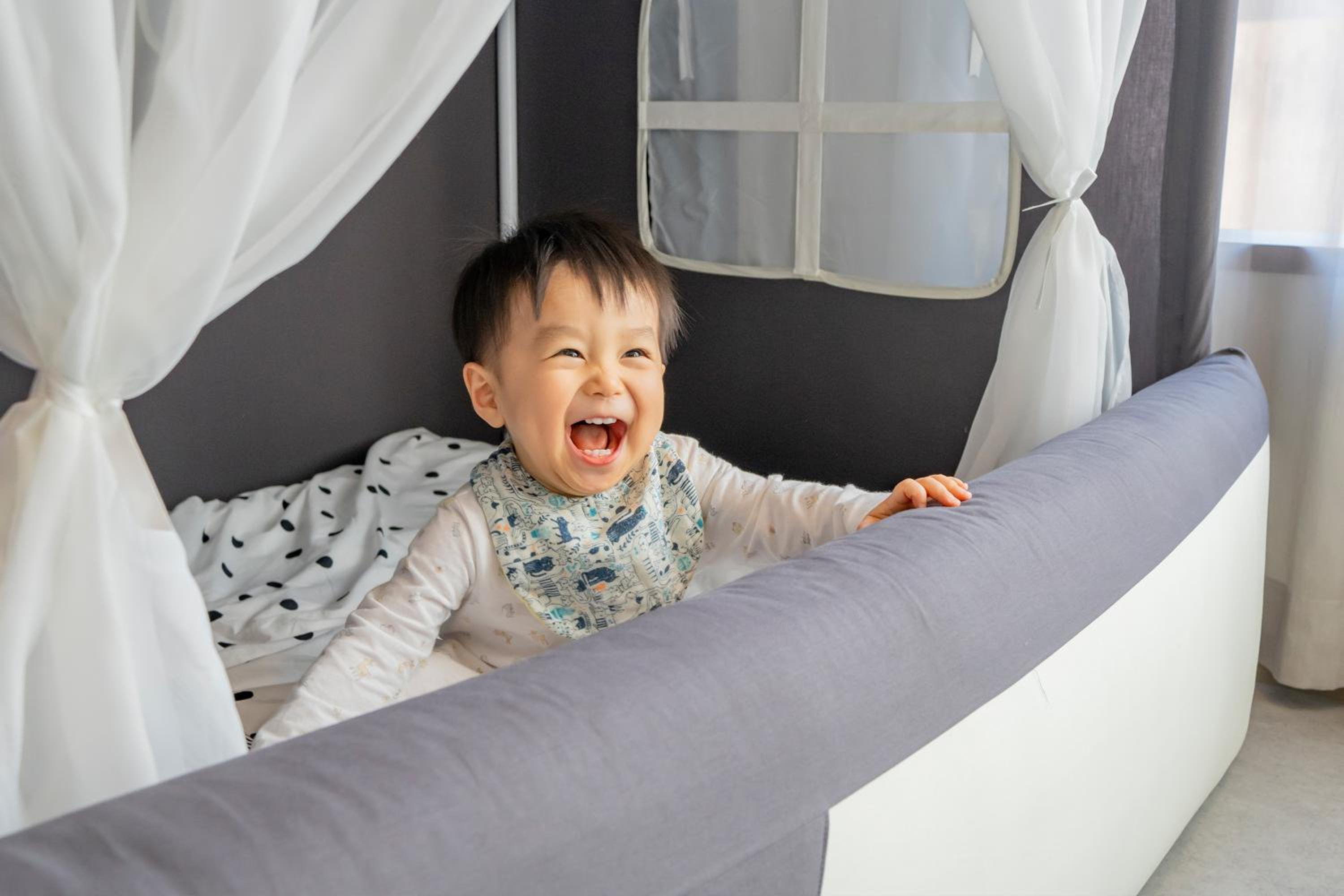 Kids-Friendly Room with Three Single Beds - Photo 2