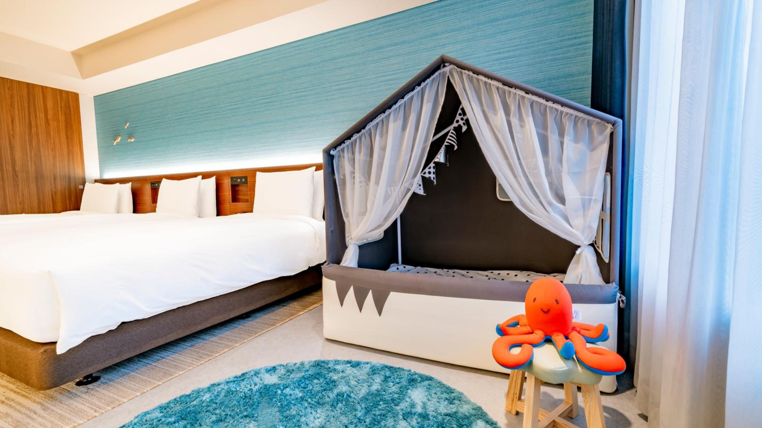 Kids-Friendly Room with Three Single Beds - Photo 7