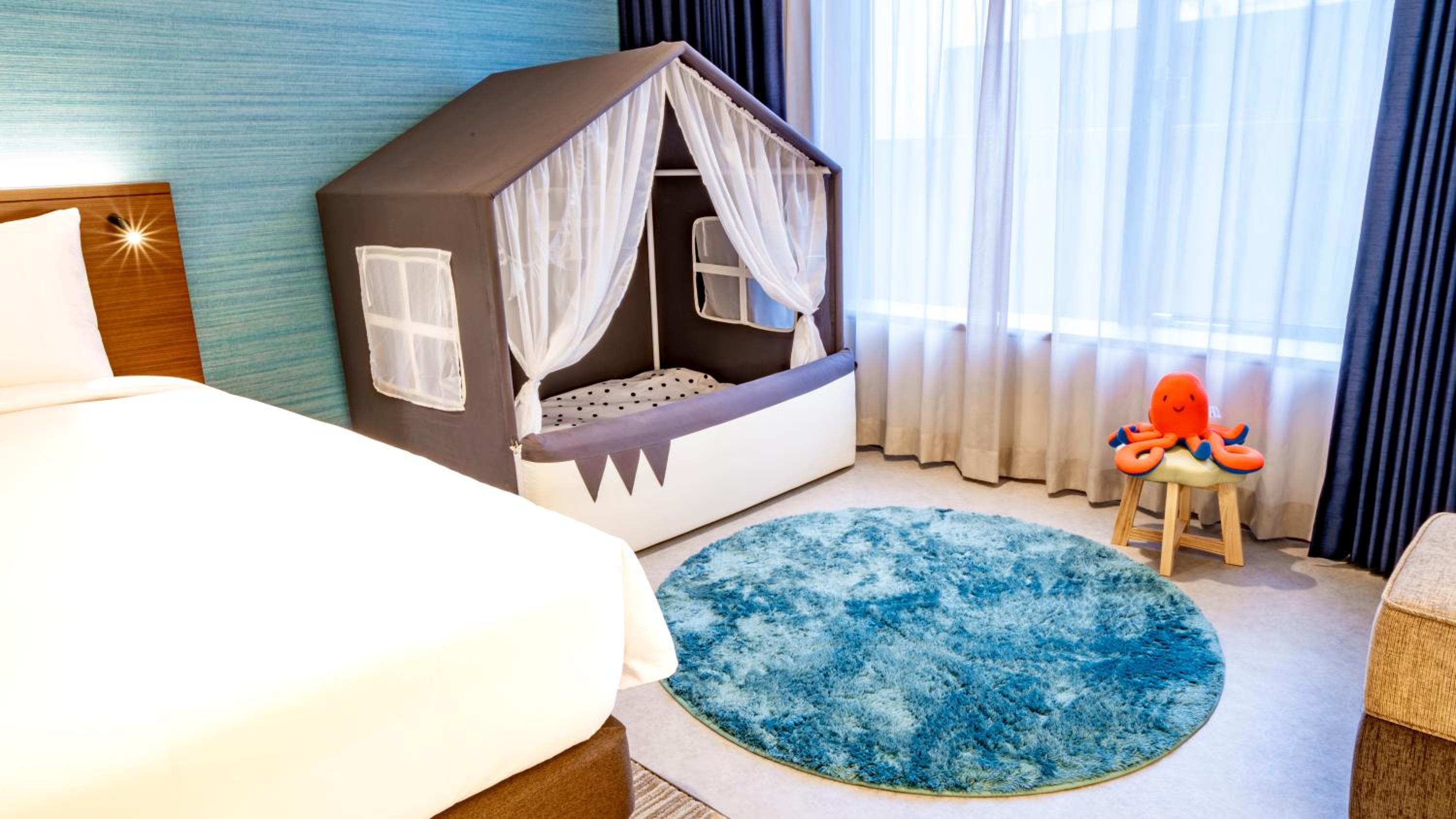 Kids-Friendly Room with Three Single Beds - Photo 1