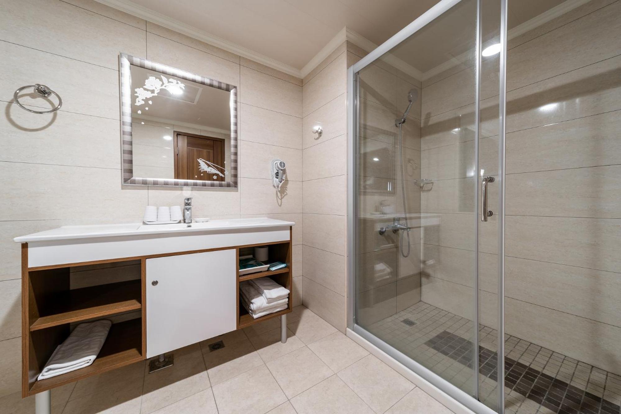Deluxe Quadruple Room - No Window photo 2