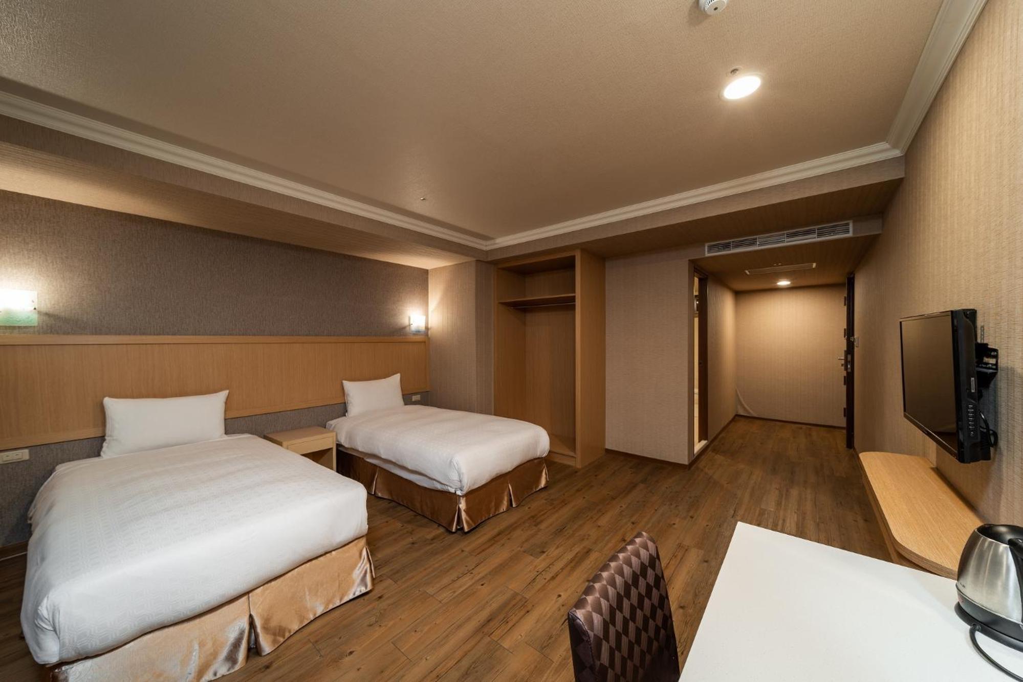 Deluxe Twin Room With No View photo 2