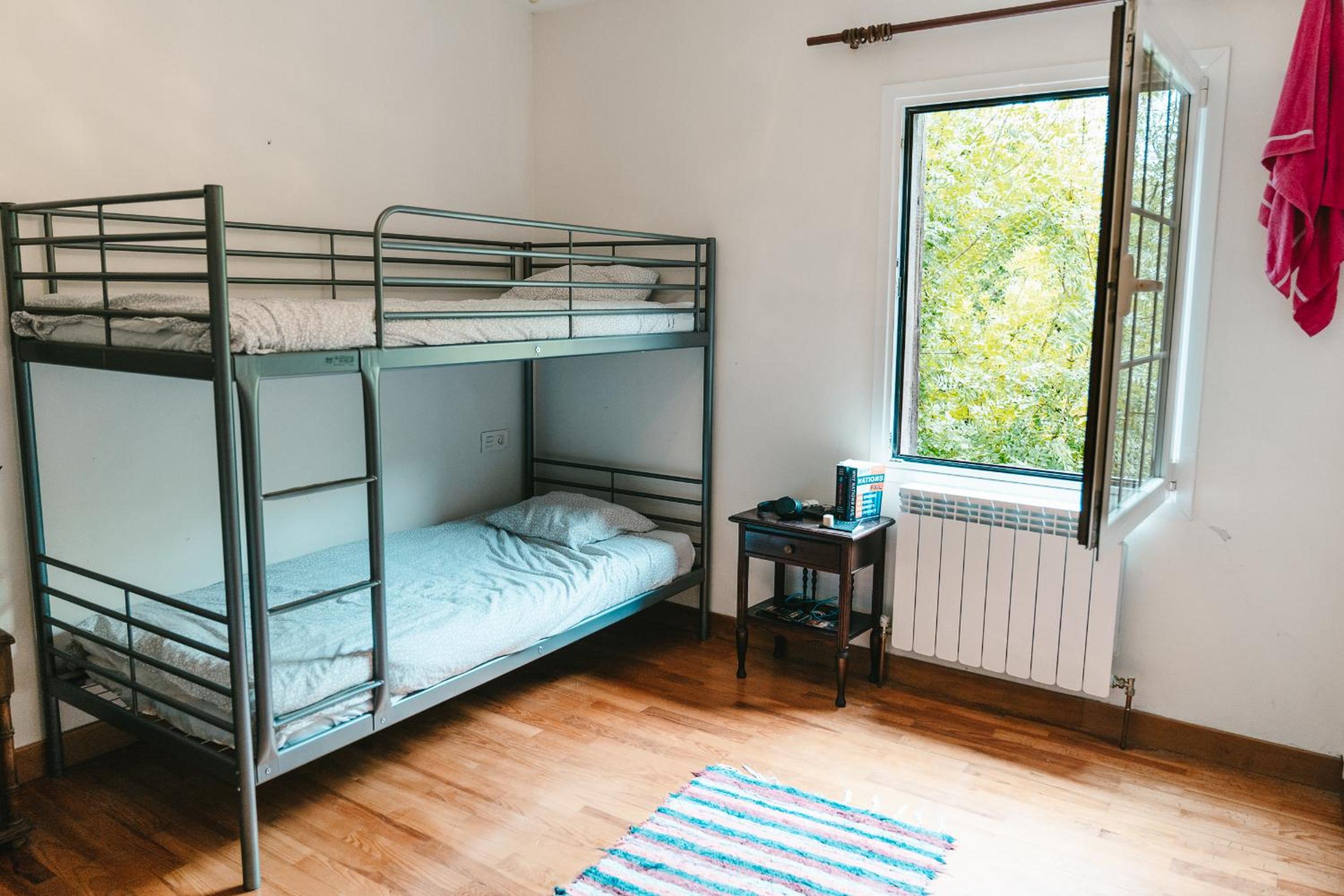 Cama individual en habitación compartida femenina