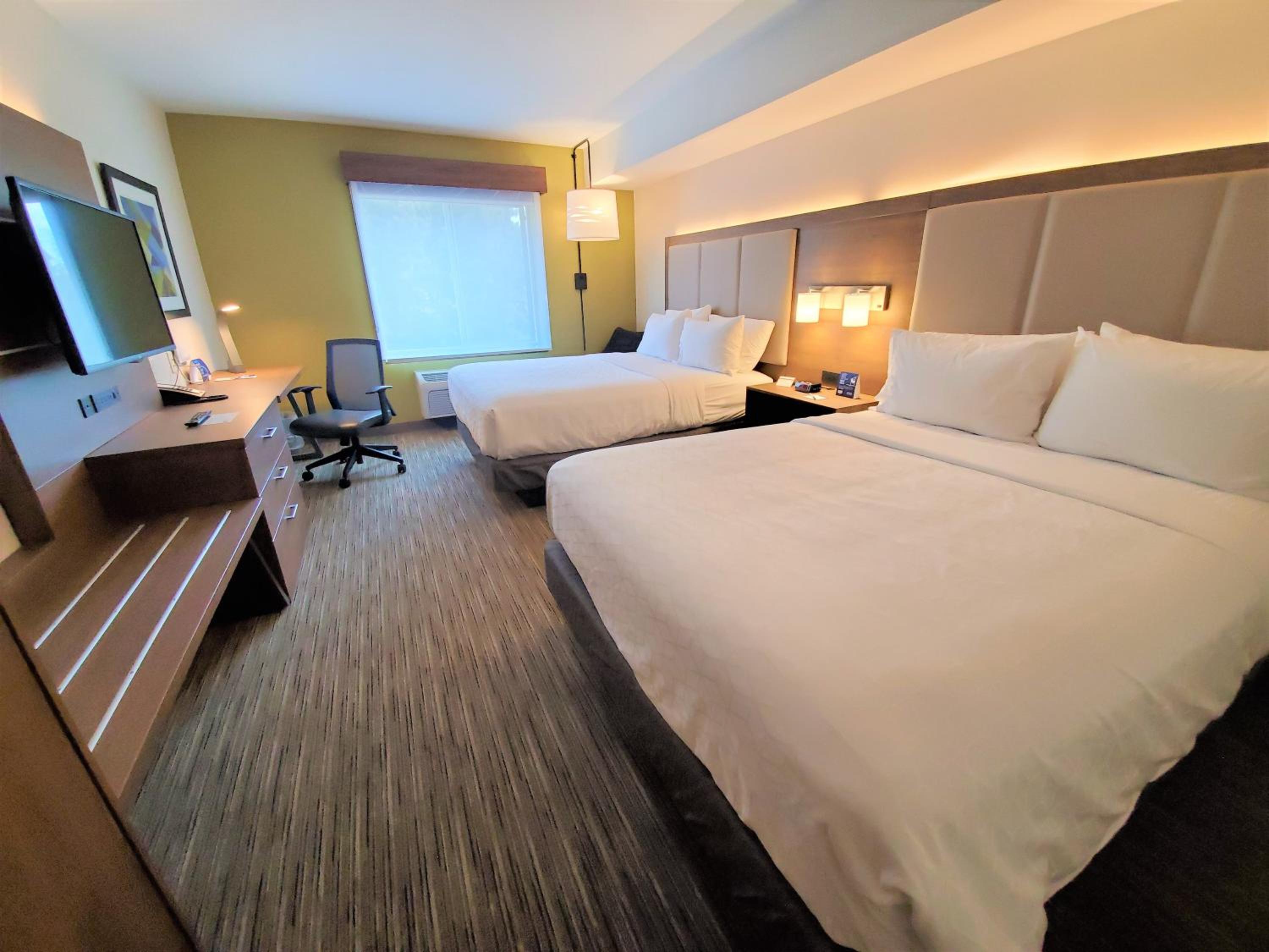 Standard Room with Two Queen Beds - Photo 2