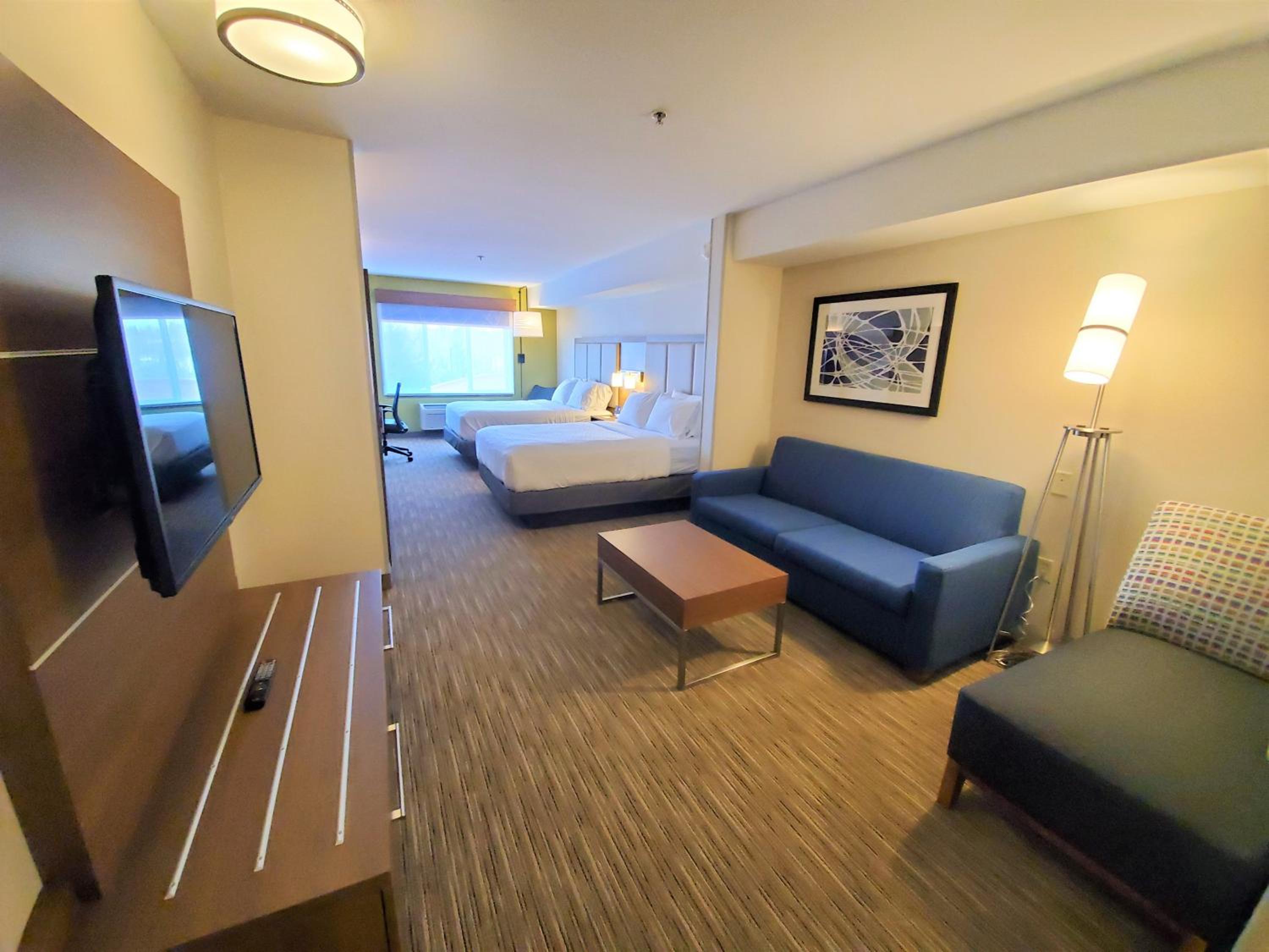 Queen Suite with Two Queen Beds - Photo 2