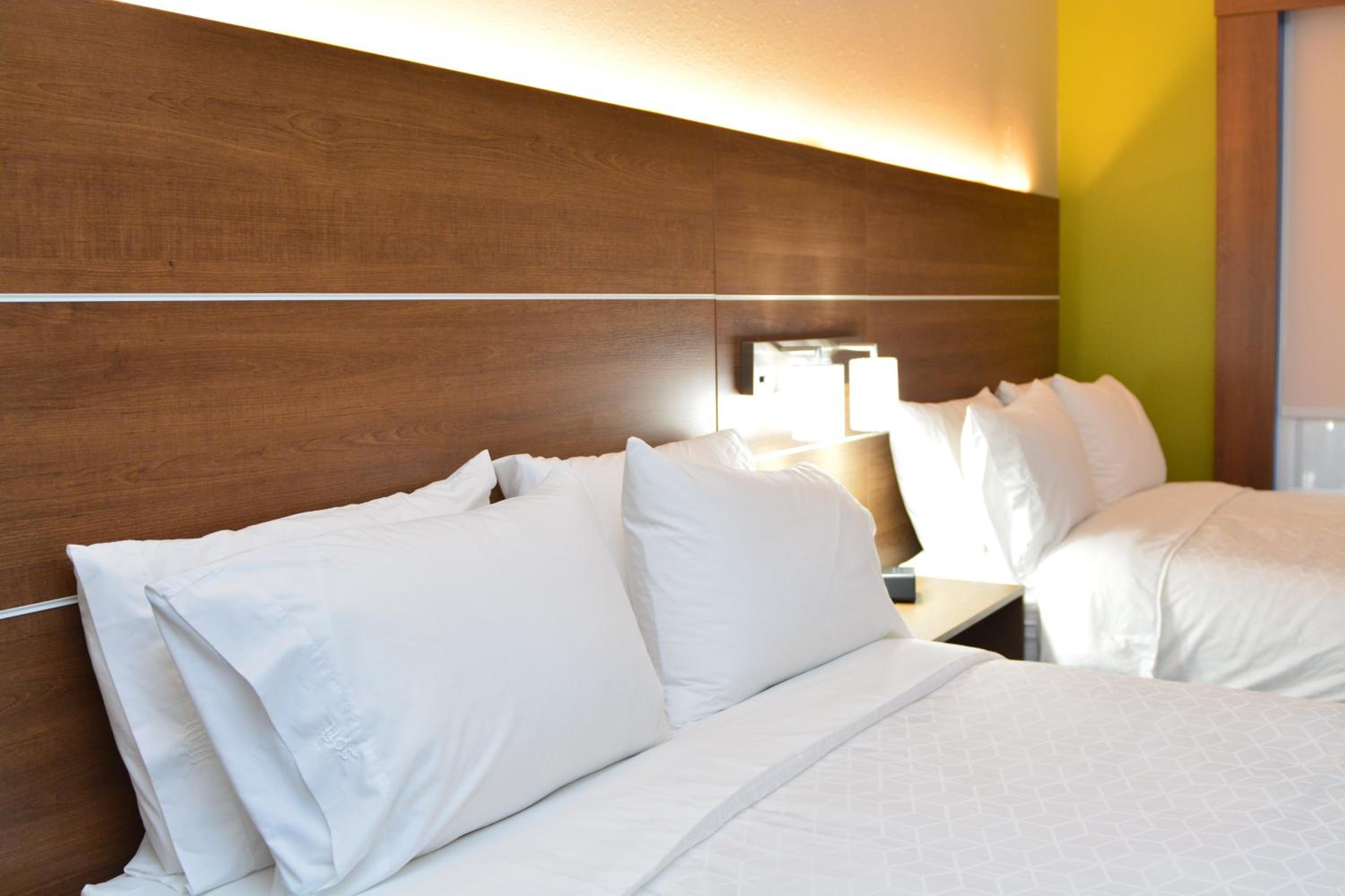 Standard Room with Two Queen Beds - Photo 2