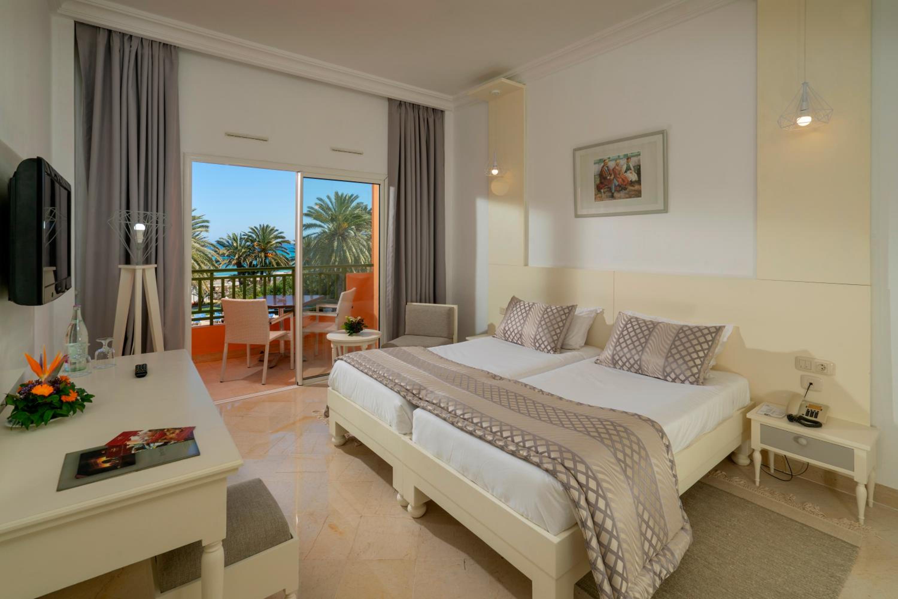 Double or Twin Room with Sea View - Photo 3