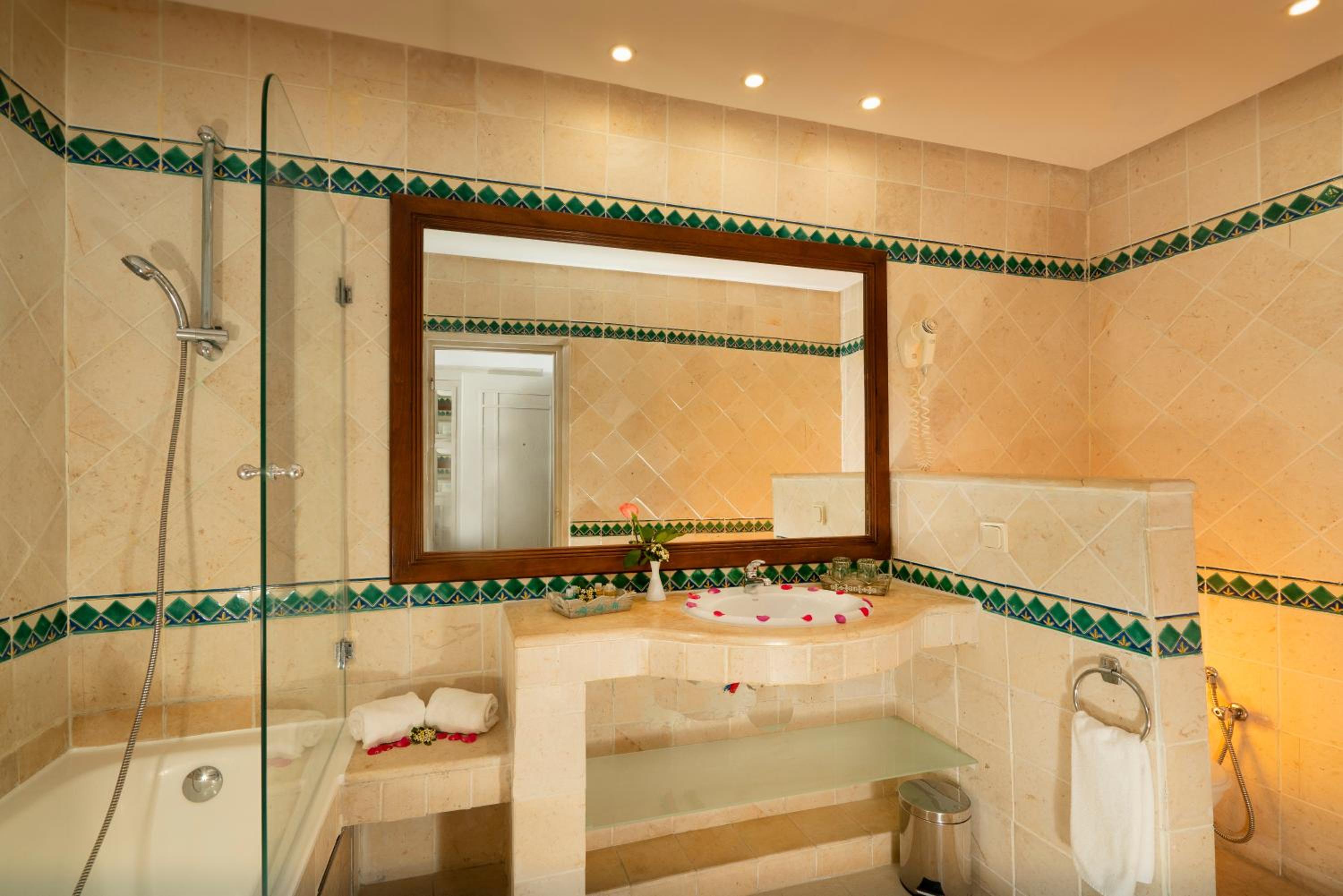 Double or Twin Room with Sea View - Photo 5