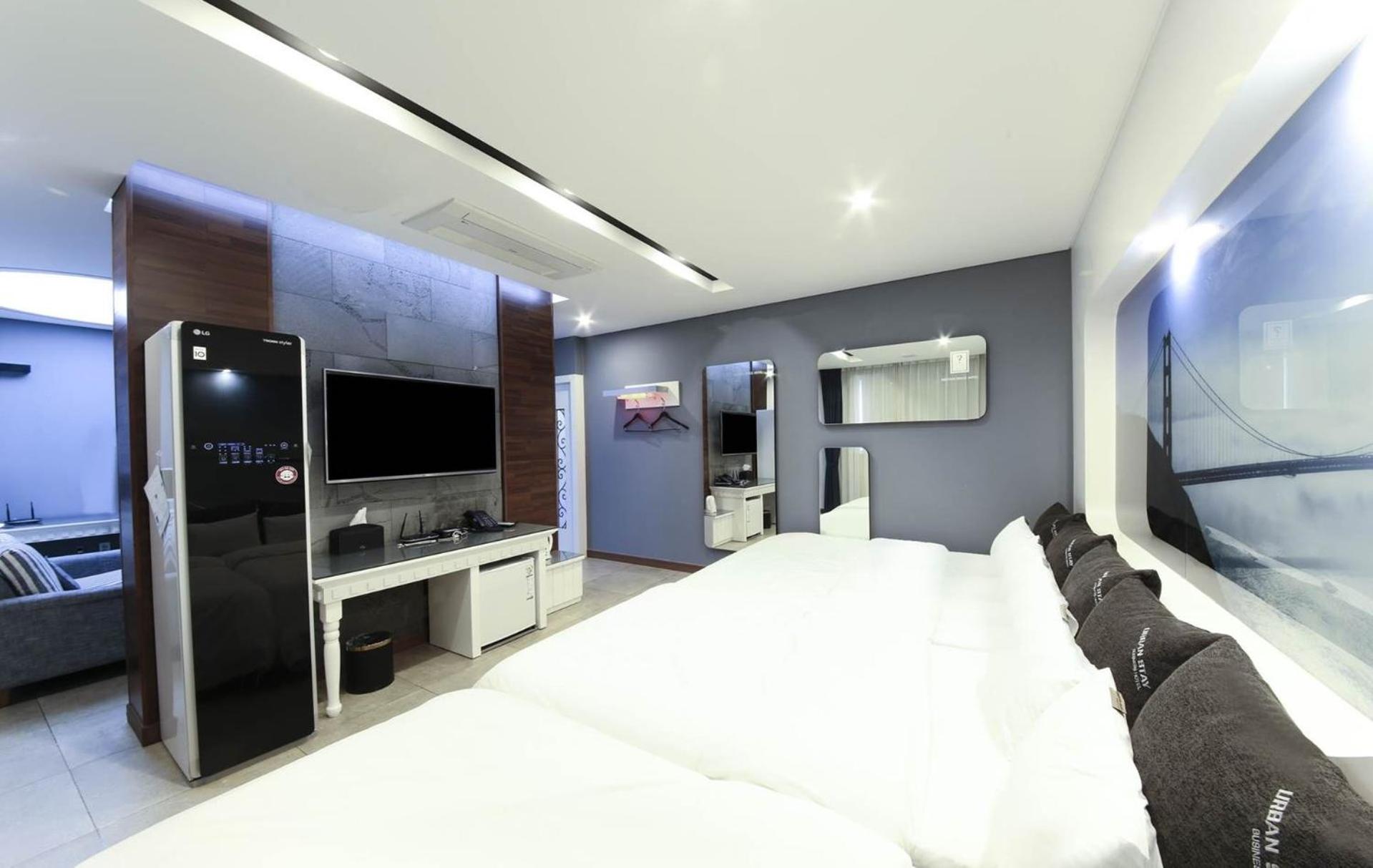 Deluxe Suite with Spa Bath - Photo 1