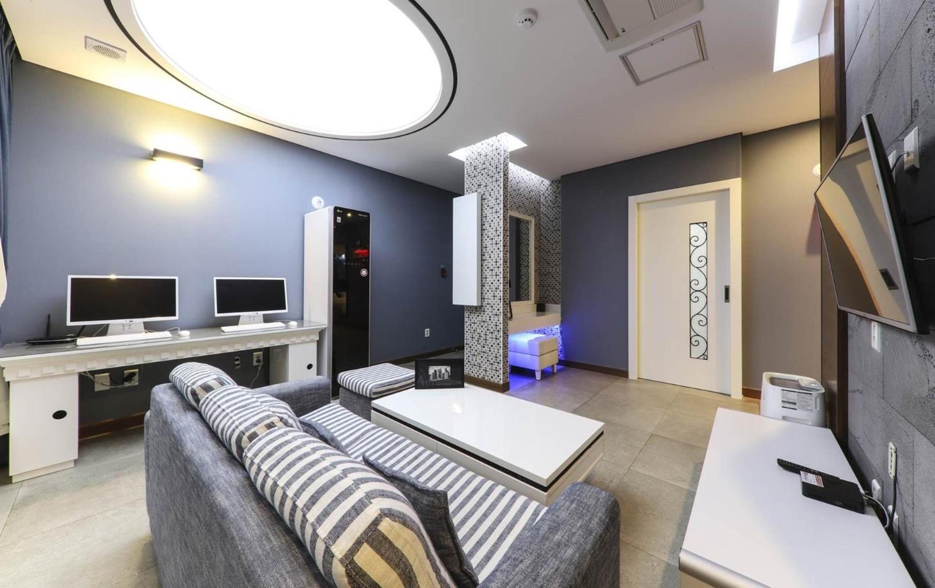 Deluxe Suite with Spa Bath - Photo 3