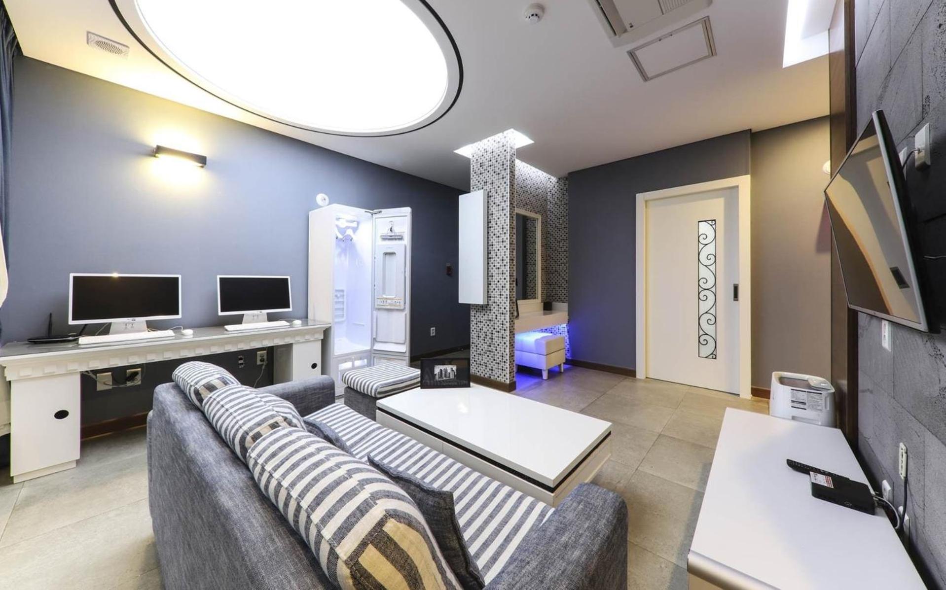 Deluxe Suite with Spa Bath - Photo 4