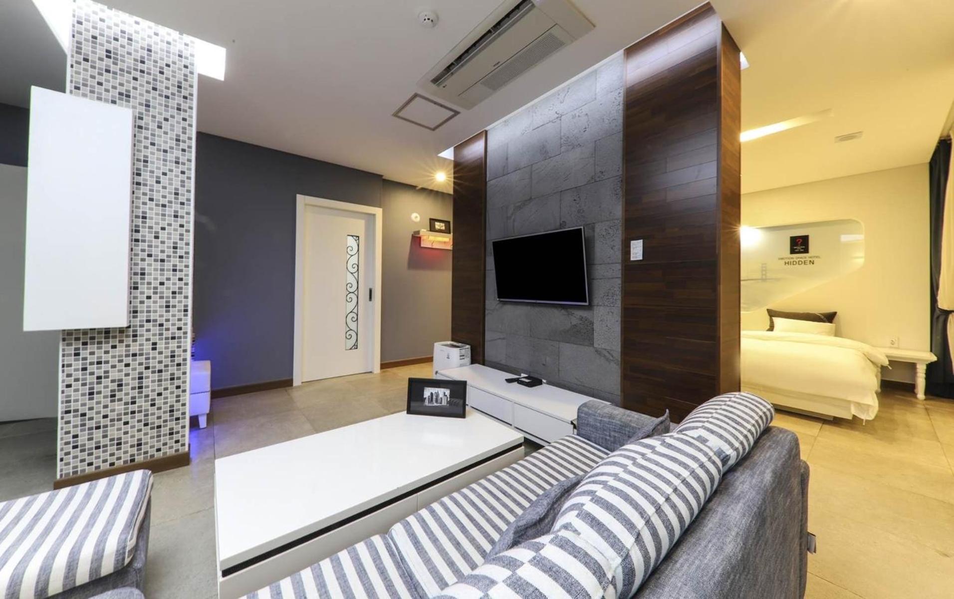 Deluxe Suite with Spa Bath - Photo 2