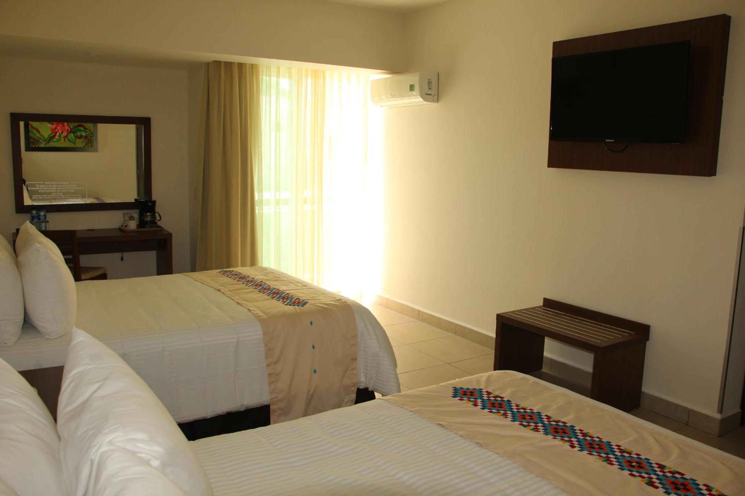 Twin Room with City View - Photo 6