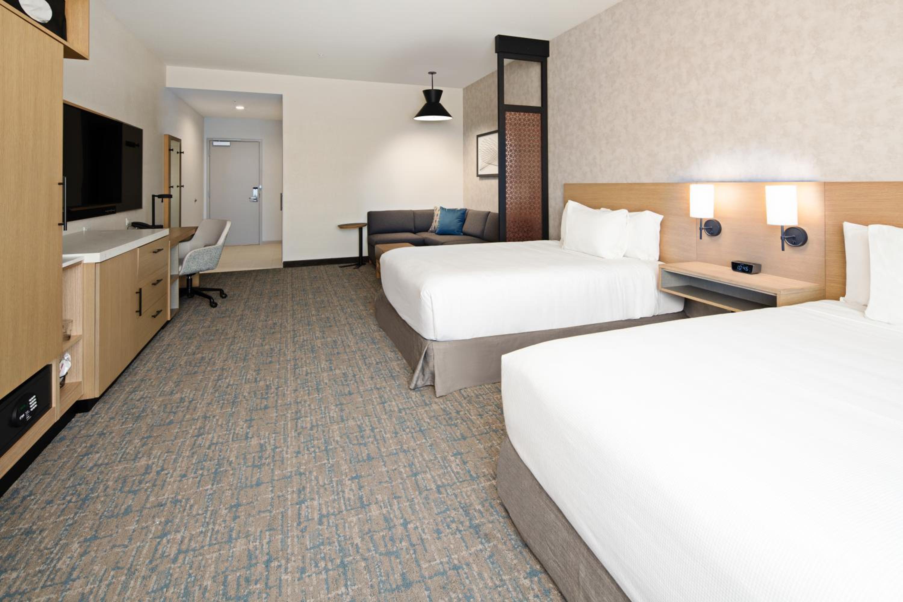Queen Room with Two Queen Beds and Sofa Bed - High Floor - Photo 3