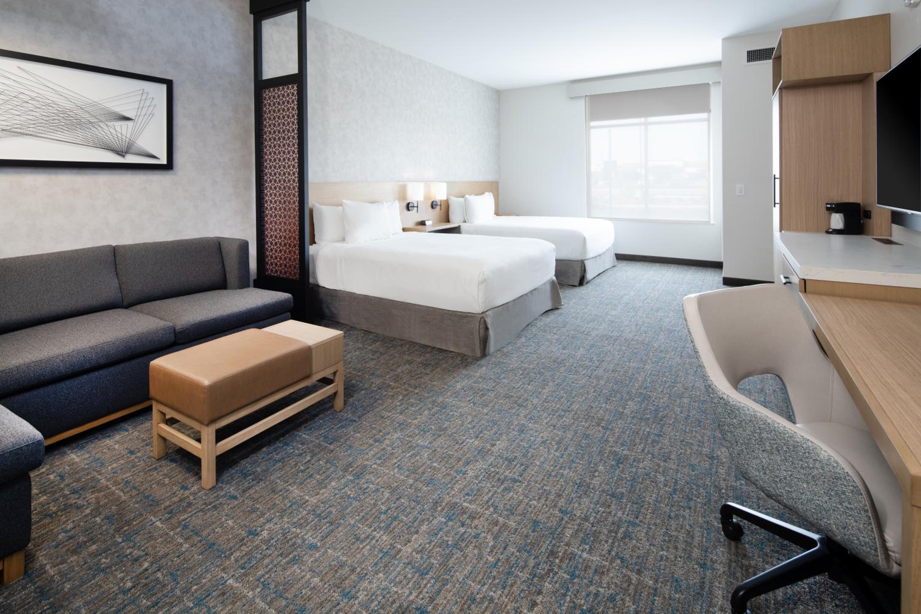 Queen Room with Two Queen Beds and Sofa Bed - High Floor - Photo 8