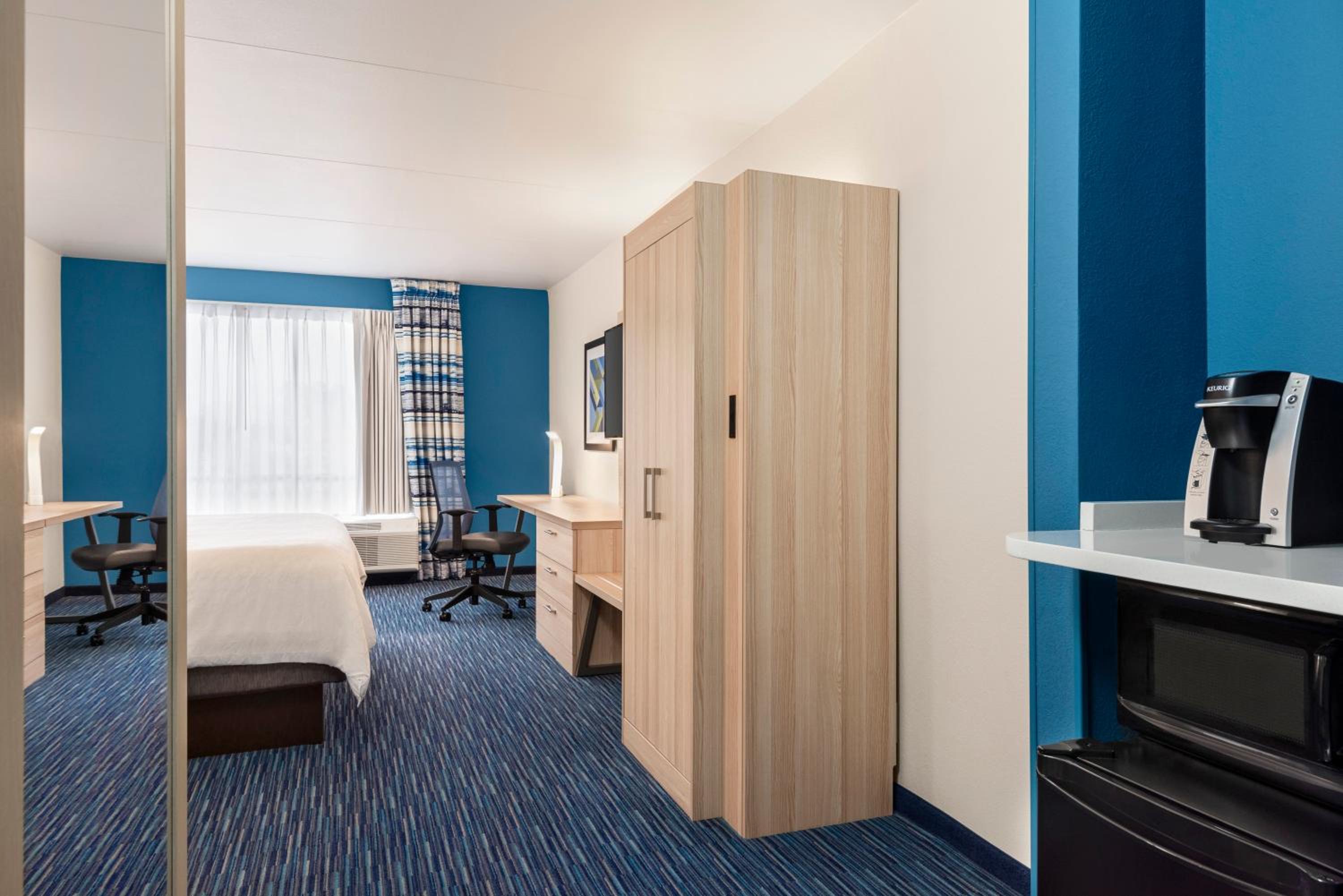 Standard King Room - Photo 7