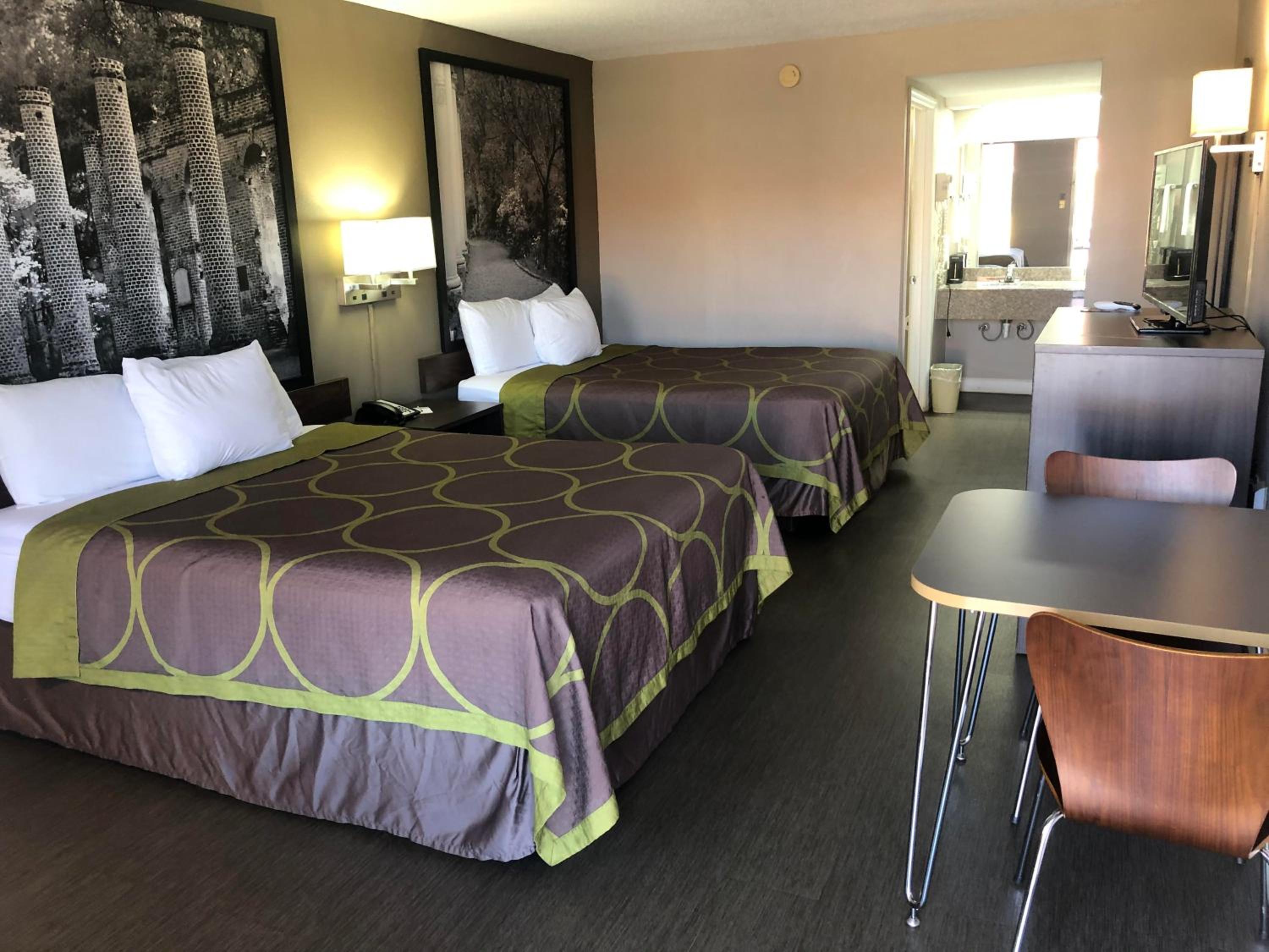 Queen Room with Two Queen Beds - Non-Smoking - Photo 6