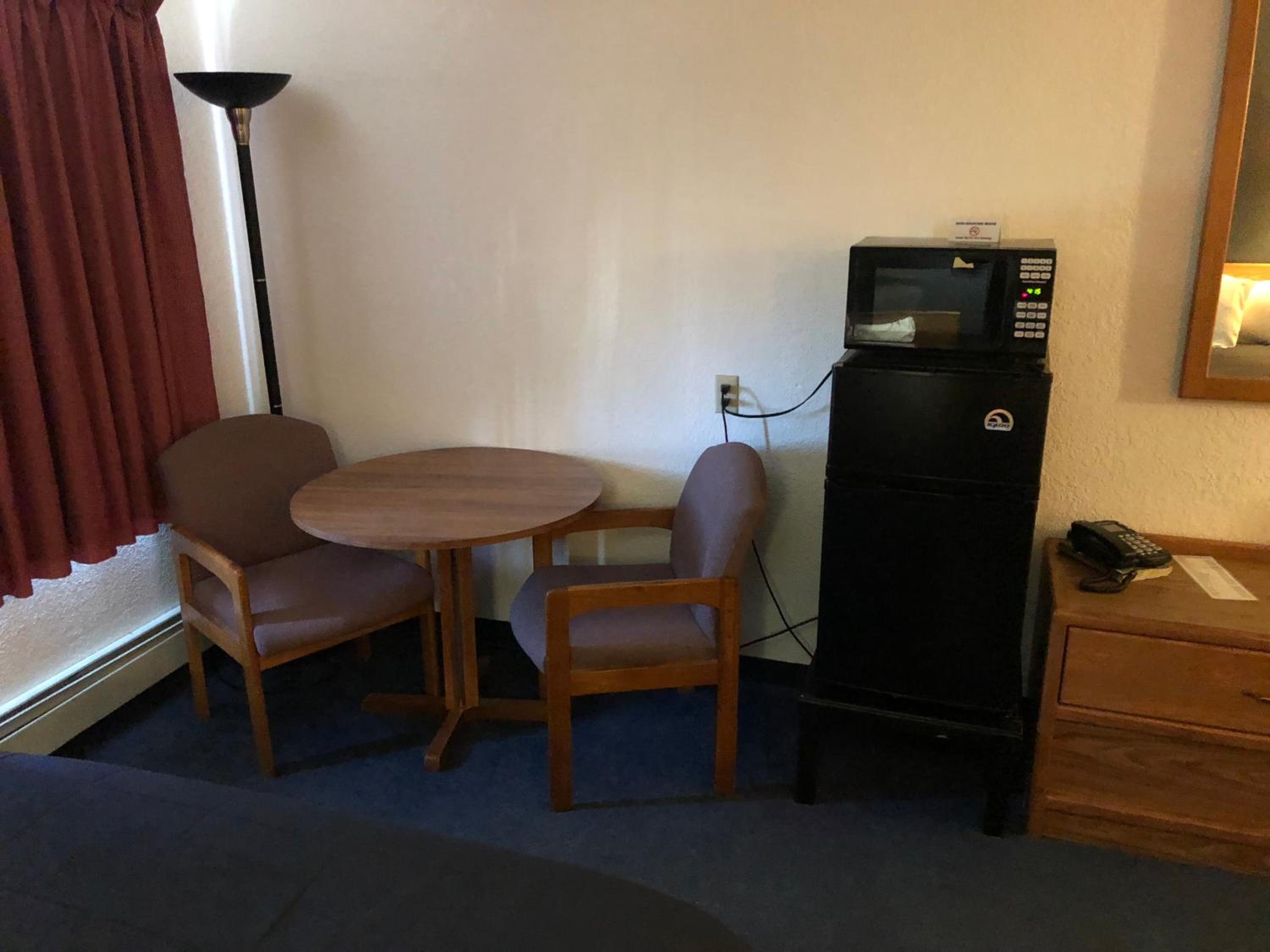 Queen Room With Two Queen Beds - Non-Smoking photo 2