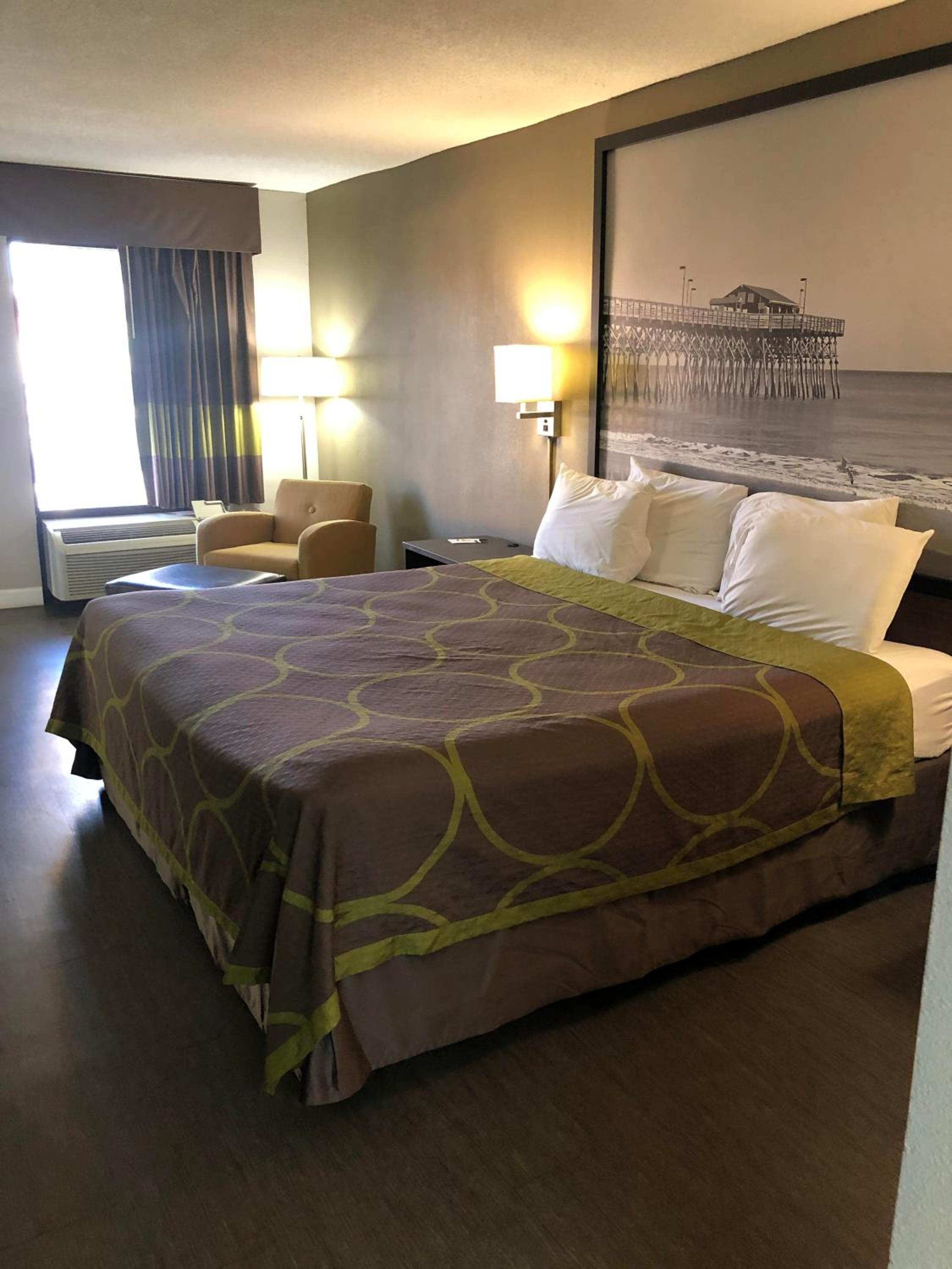 King Room - Non-Smoking - Photo 2