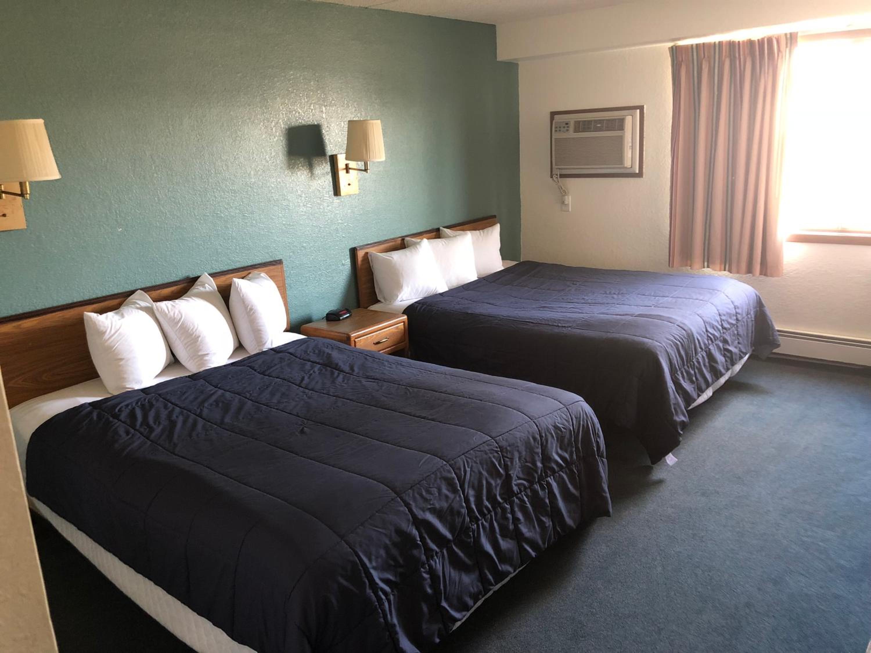 Queen Room With Two Queen Beds - Non-Smoking photo 1