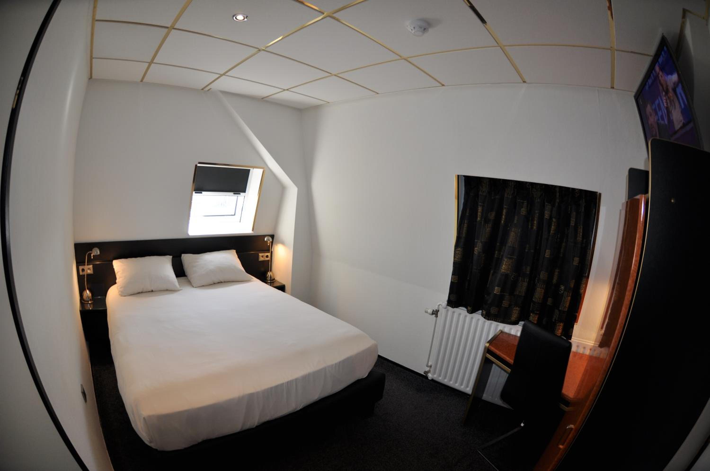 Small Double Room with Shower  photo 3
