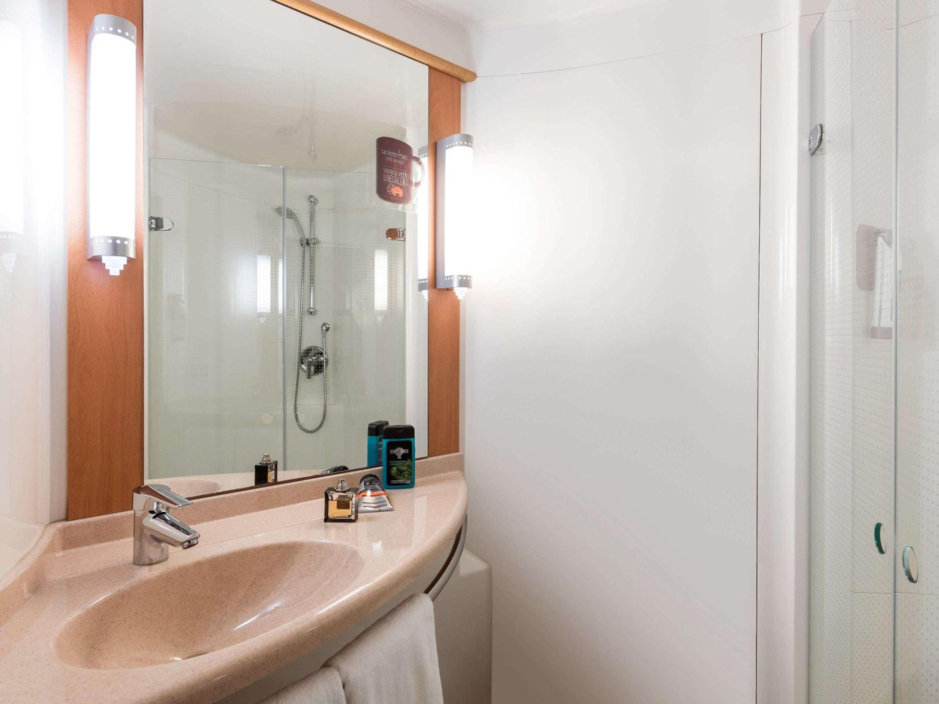 Standard Double Room - Photo 4