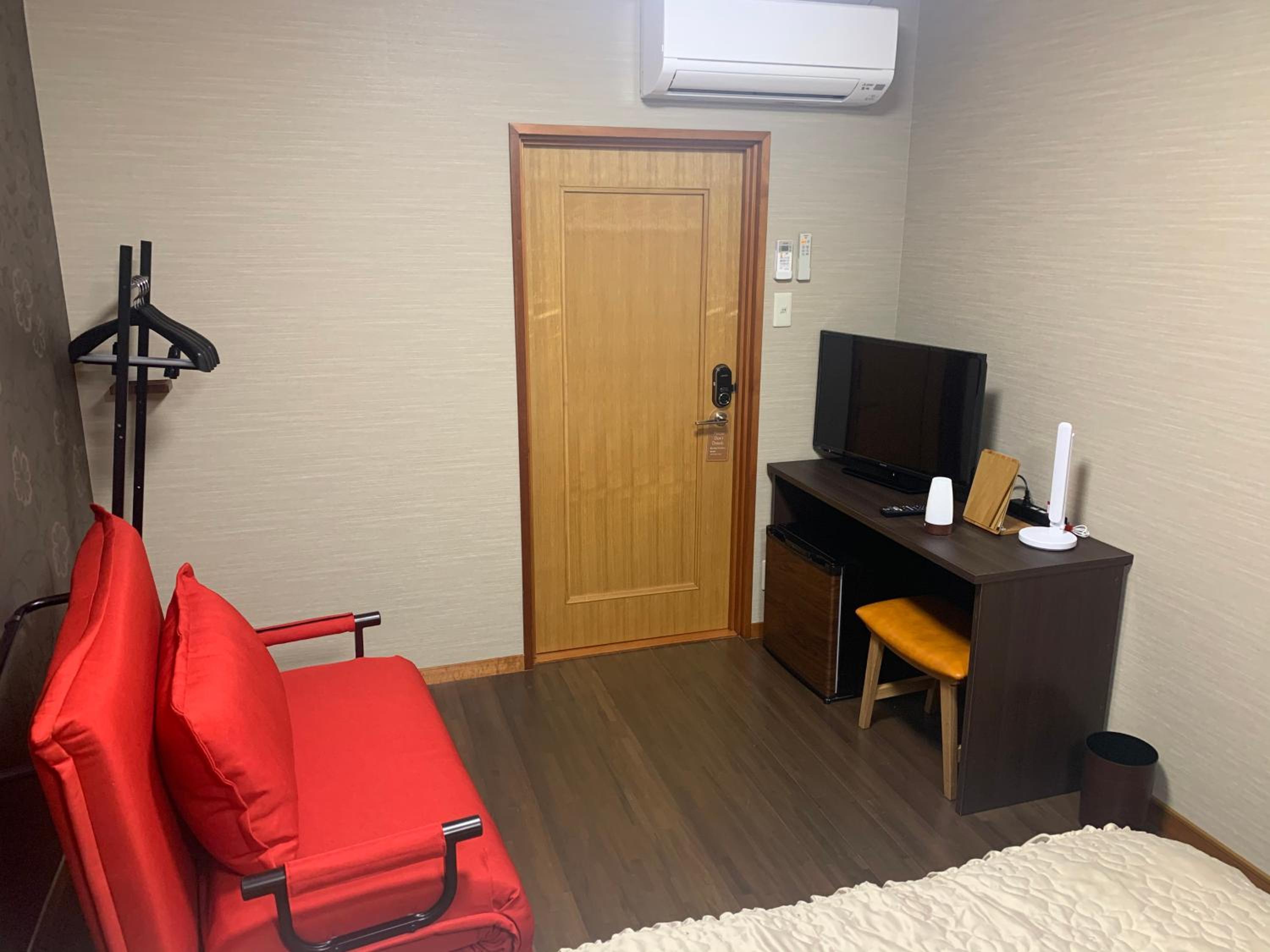 Twin Room - Photo 8