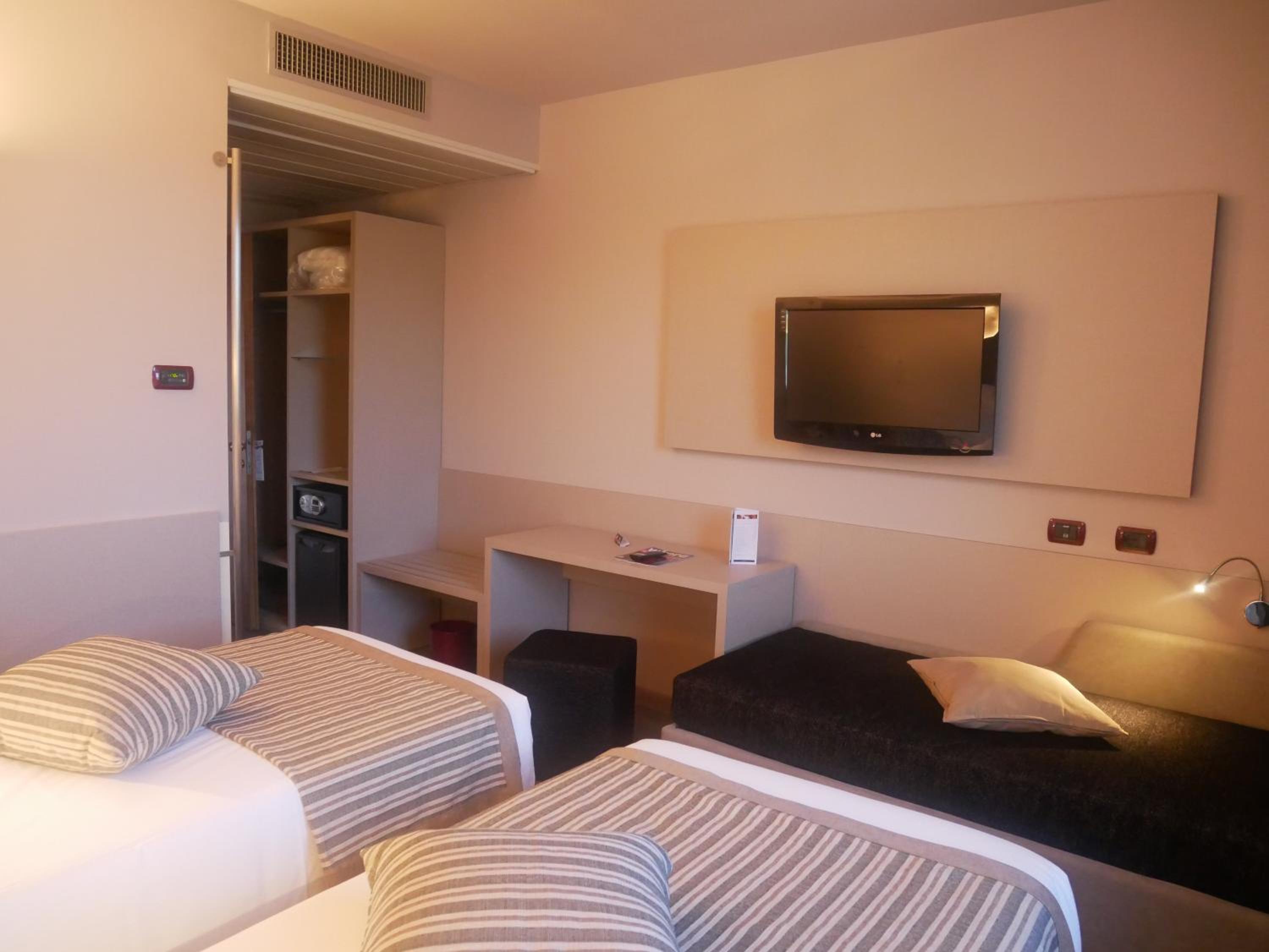 Deluxe Room - Photo 3