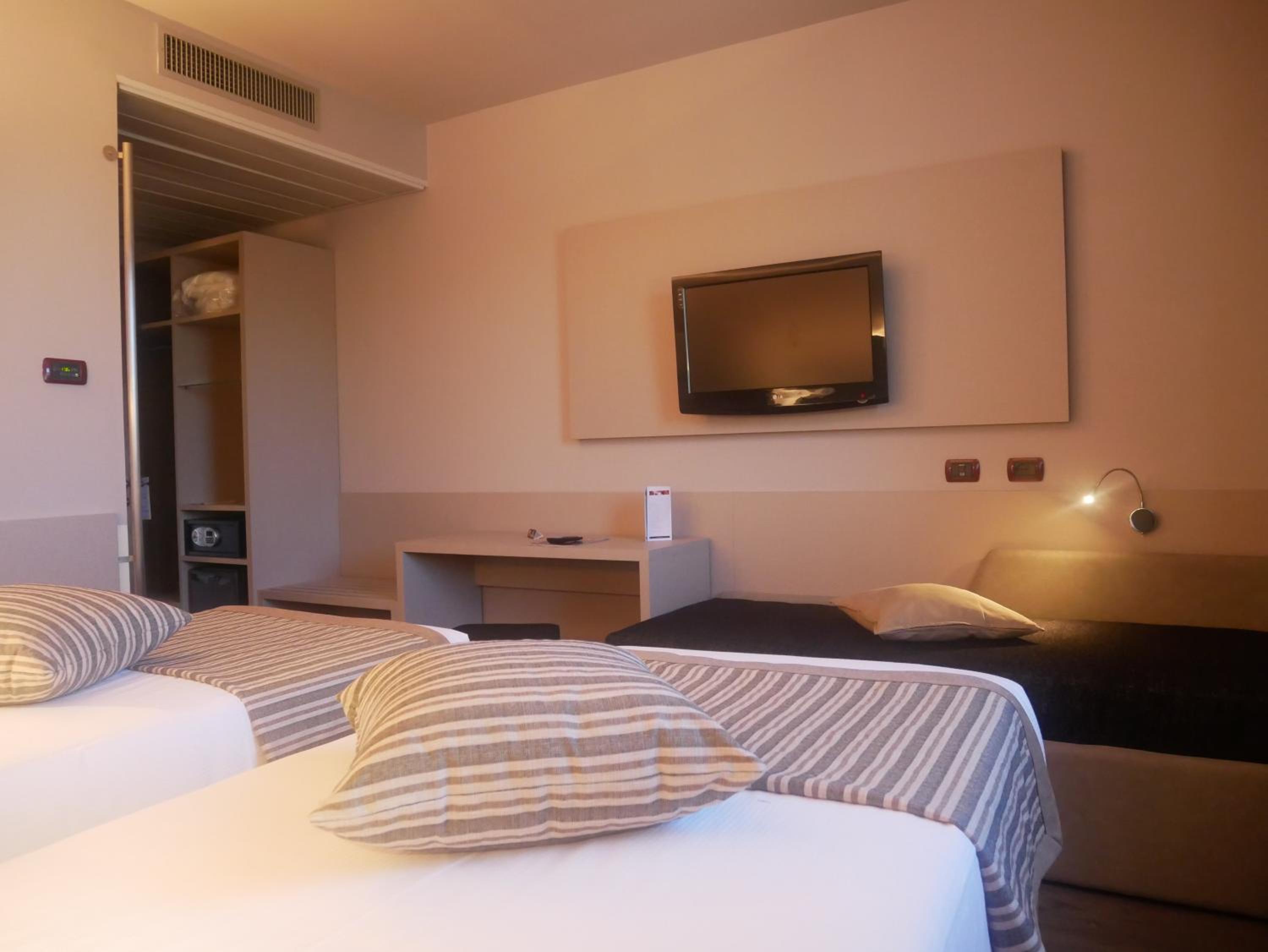Deluxe Room - Photo 25