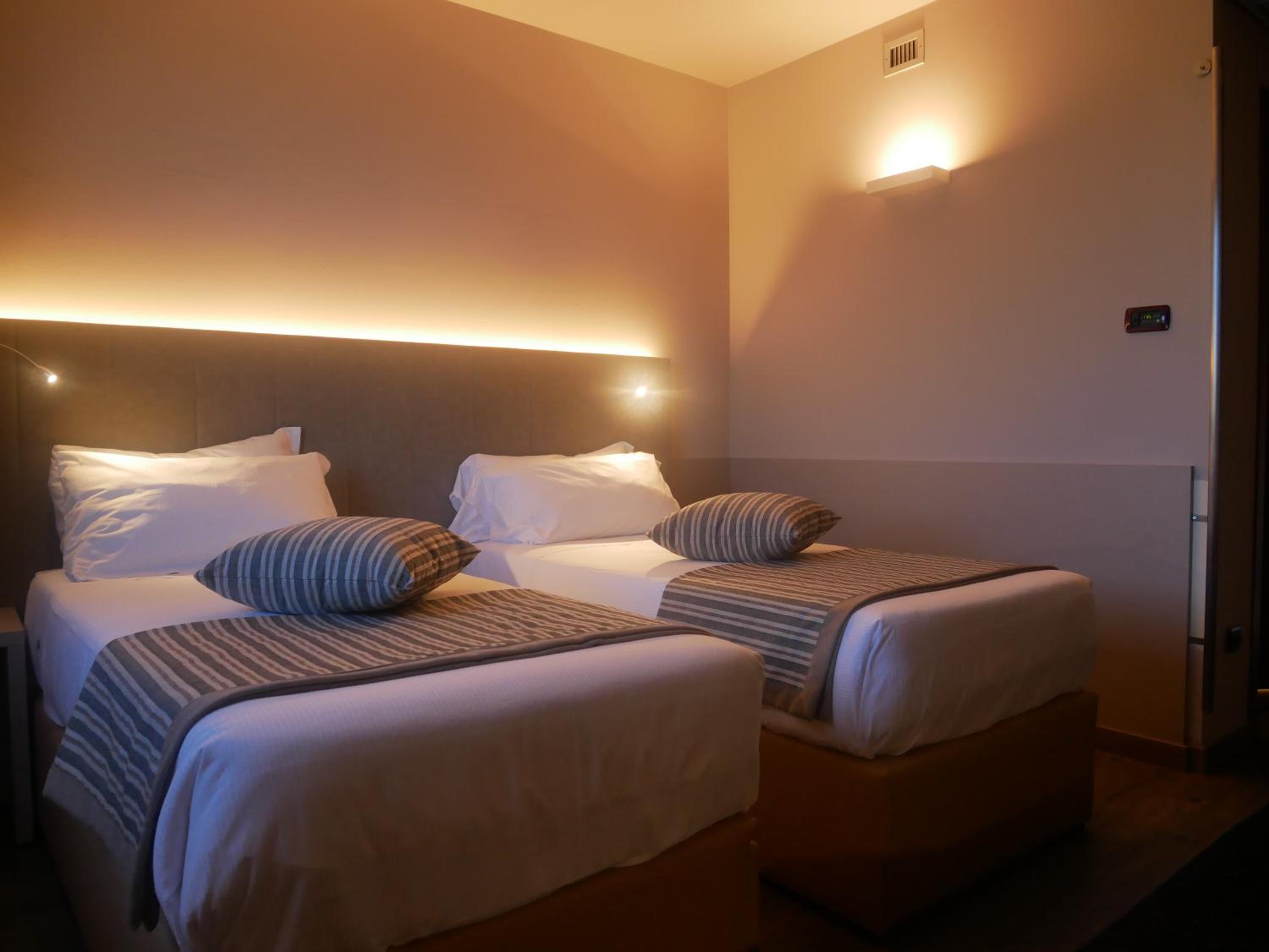 Deluxe Room - Photo 5