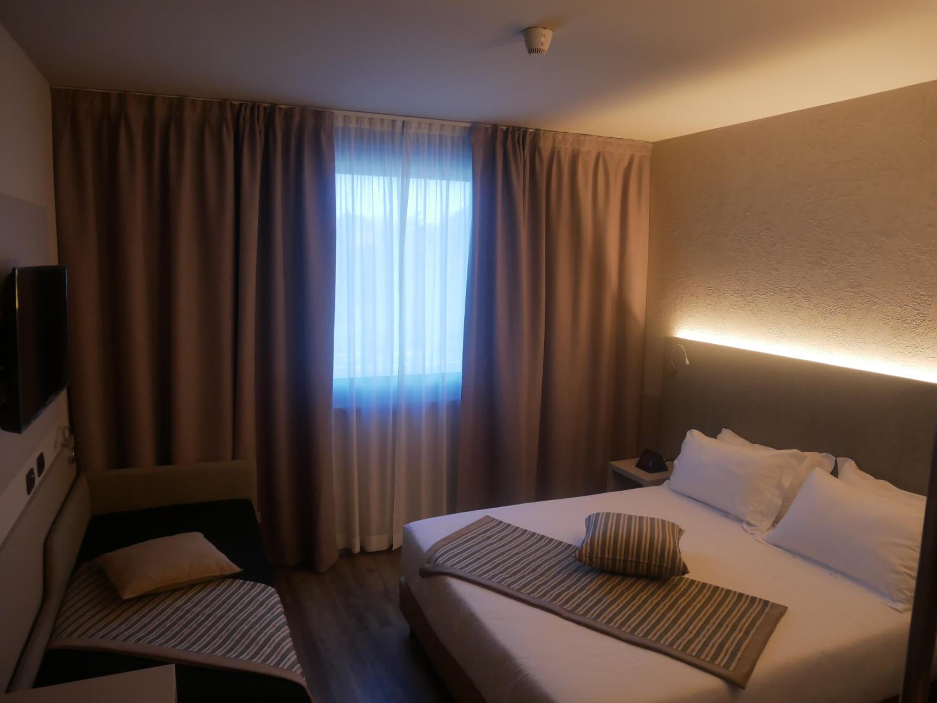 Deluxe Room - Photo 8